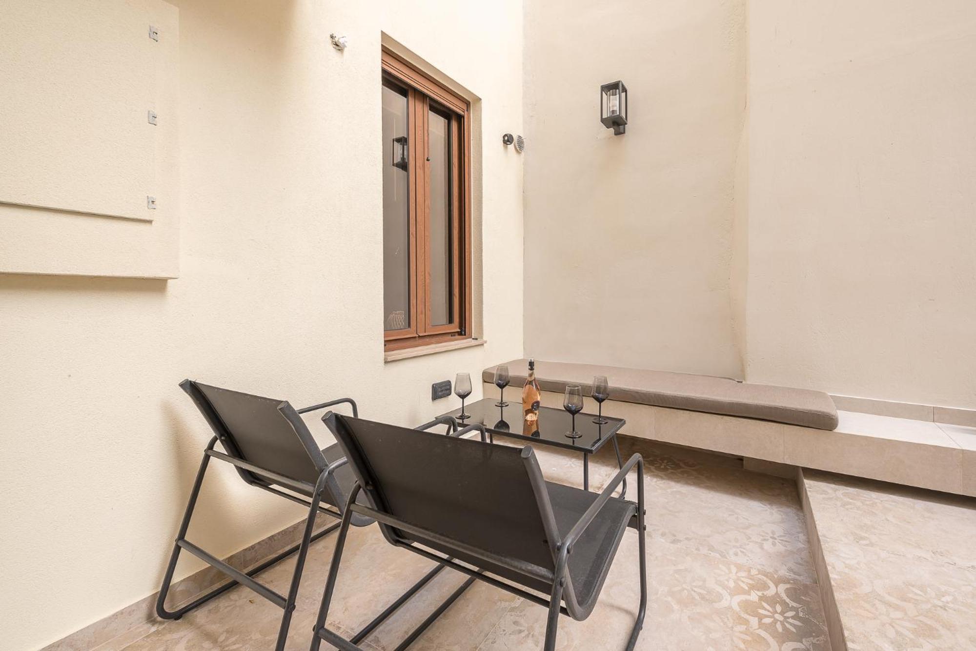 Apollonos 28 Luxury Suites