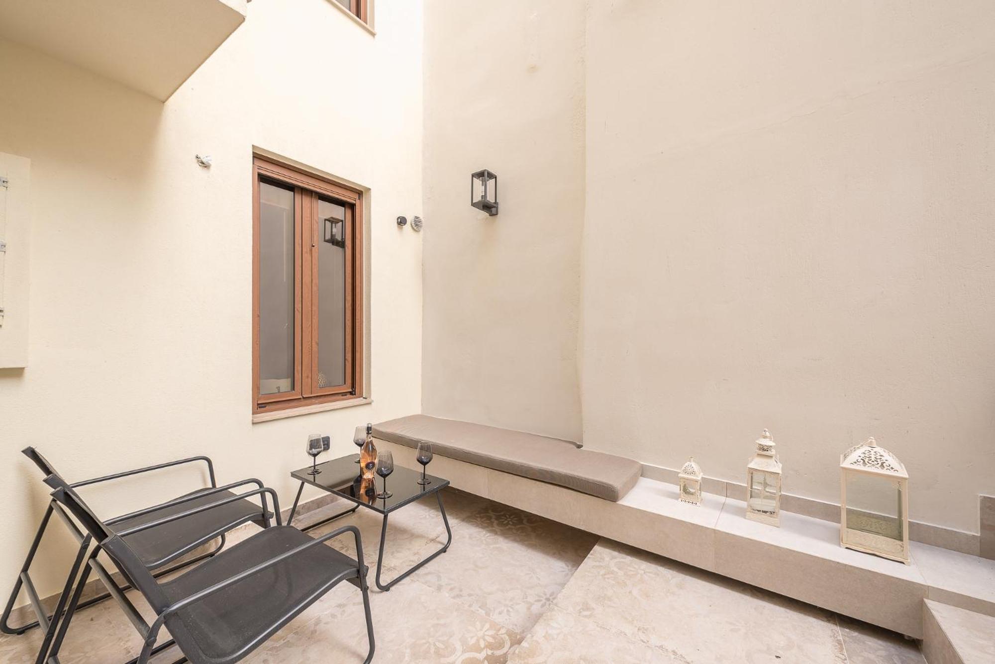 Apollonos 28 Luxury Suites