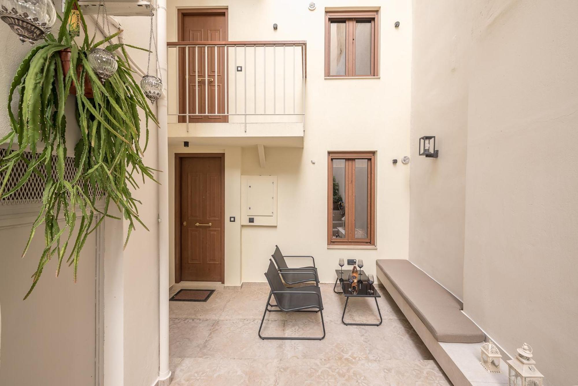 Apollonos 28 Luxury Suites