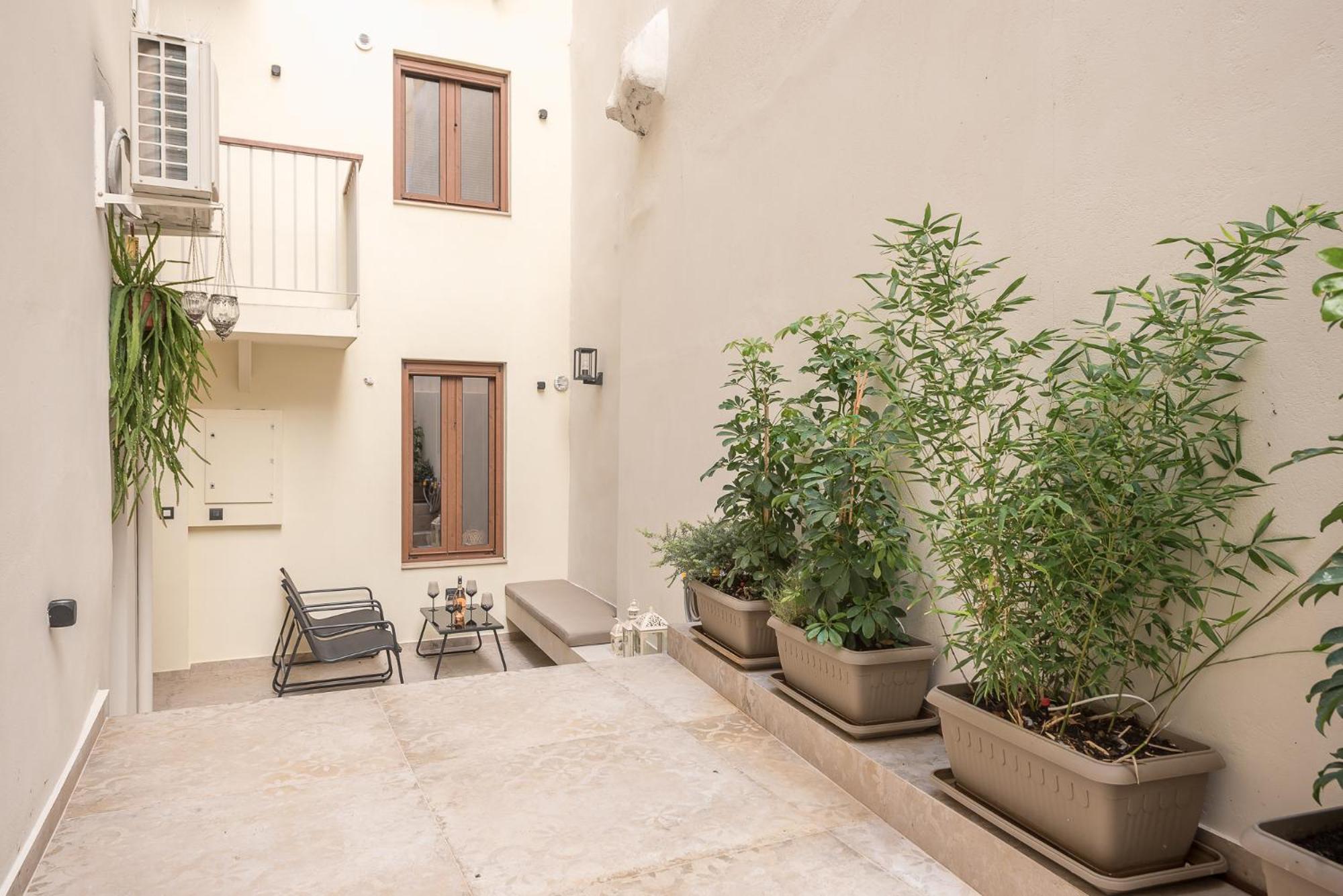 Apollonos 28 Luxury Suites