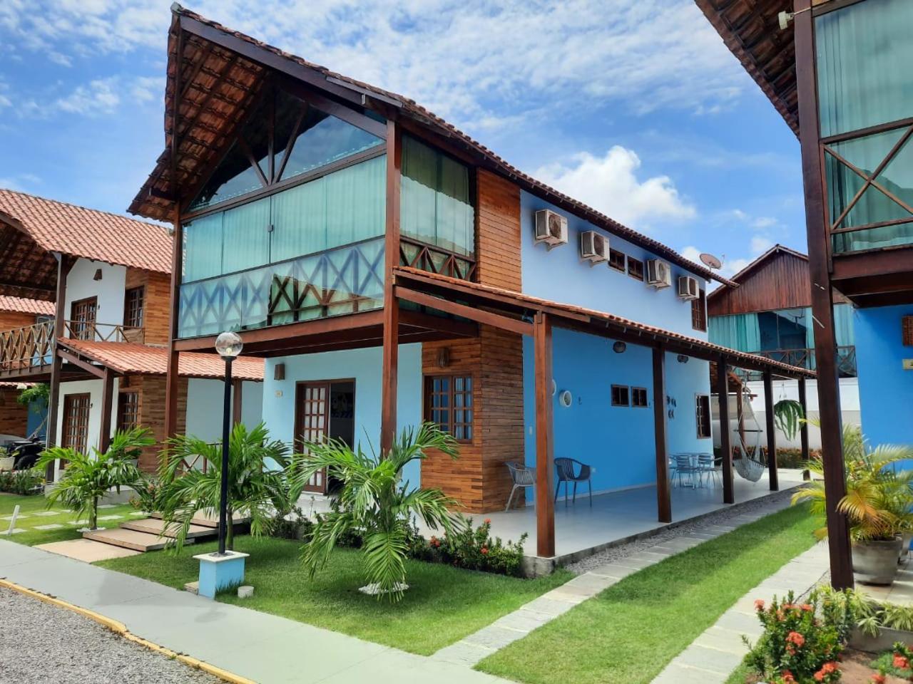 Linda casa com 5 quartos, a poucos metros da praia