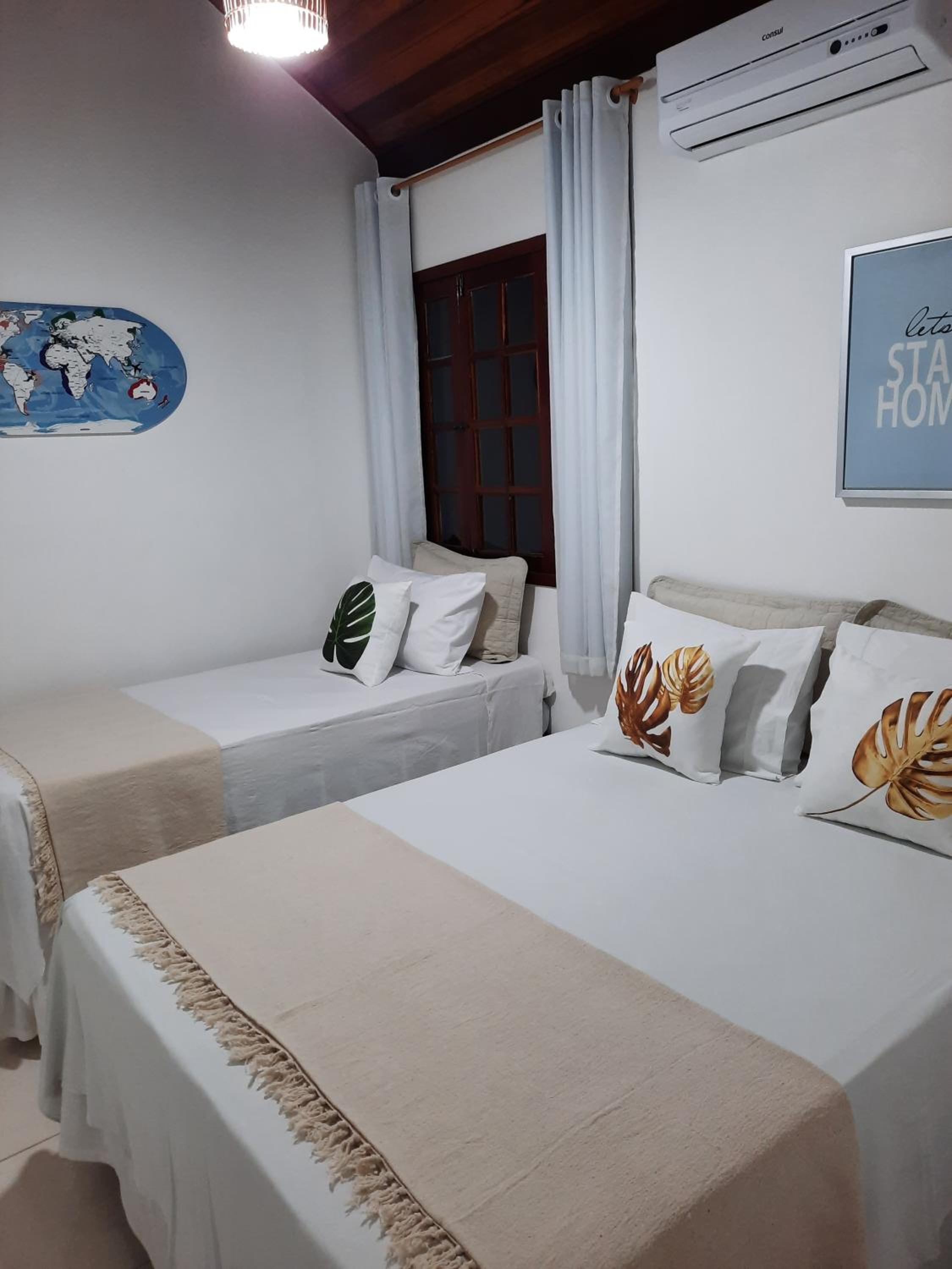 Linda casa com 5 quartos, a poucos metros da praia