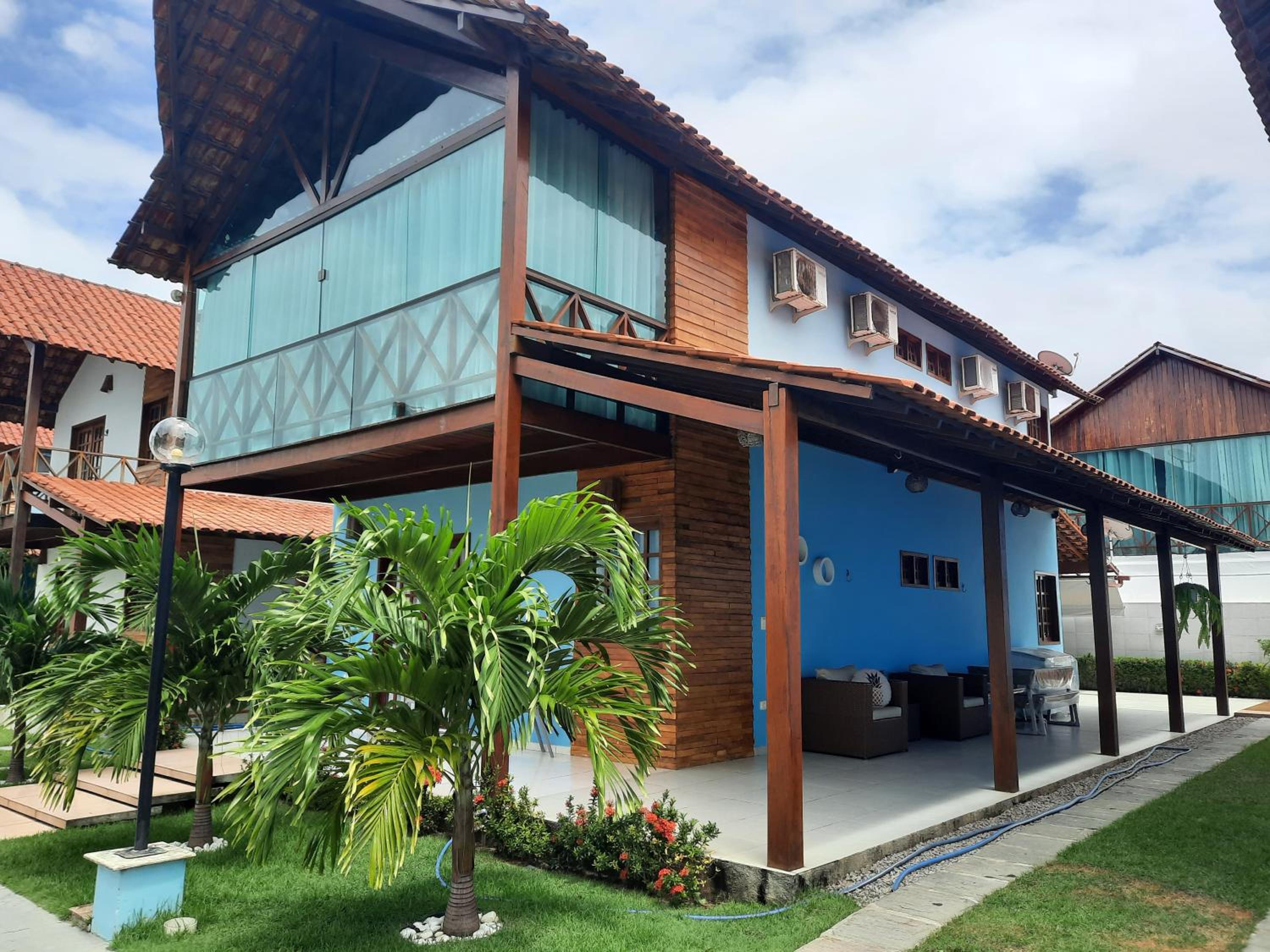 Linda casa com 5 quartos, a poucos metros da praia