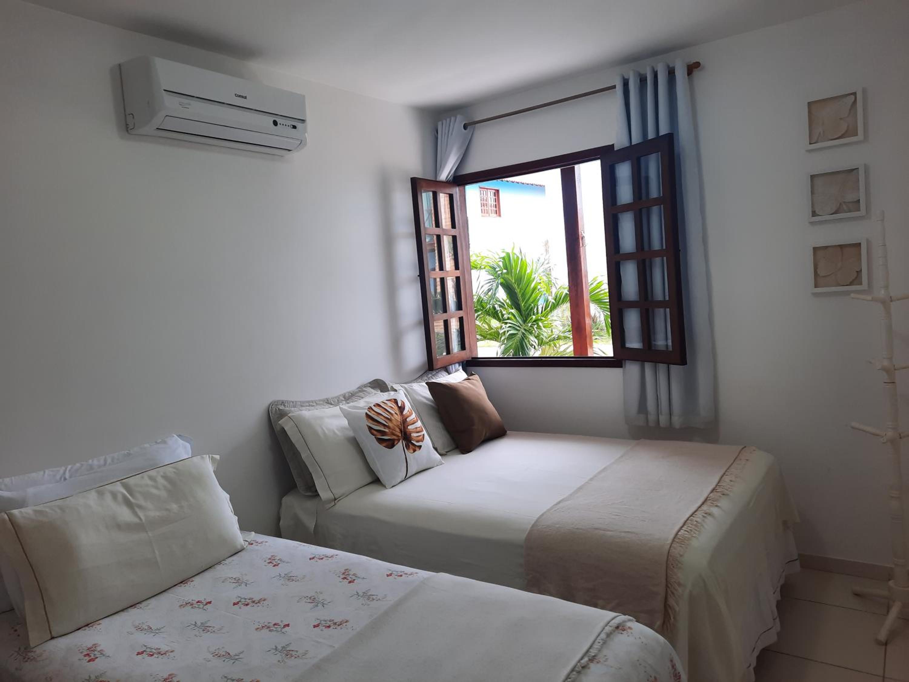 Linda casa com 5 quartos, a poucos metros da praia