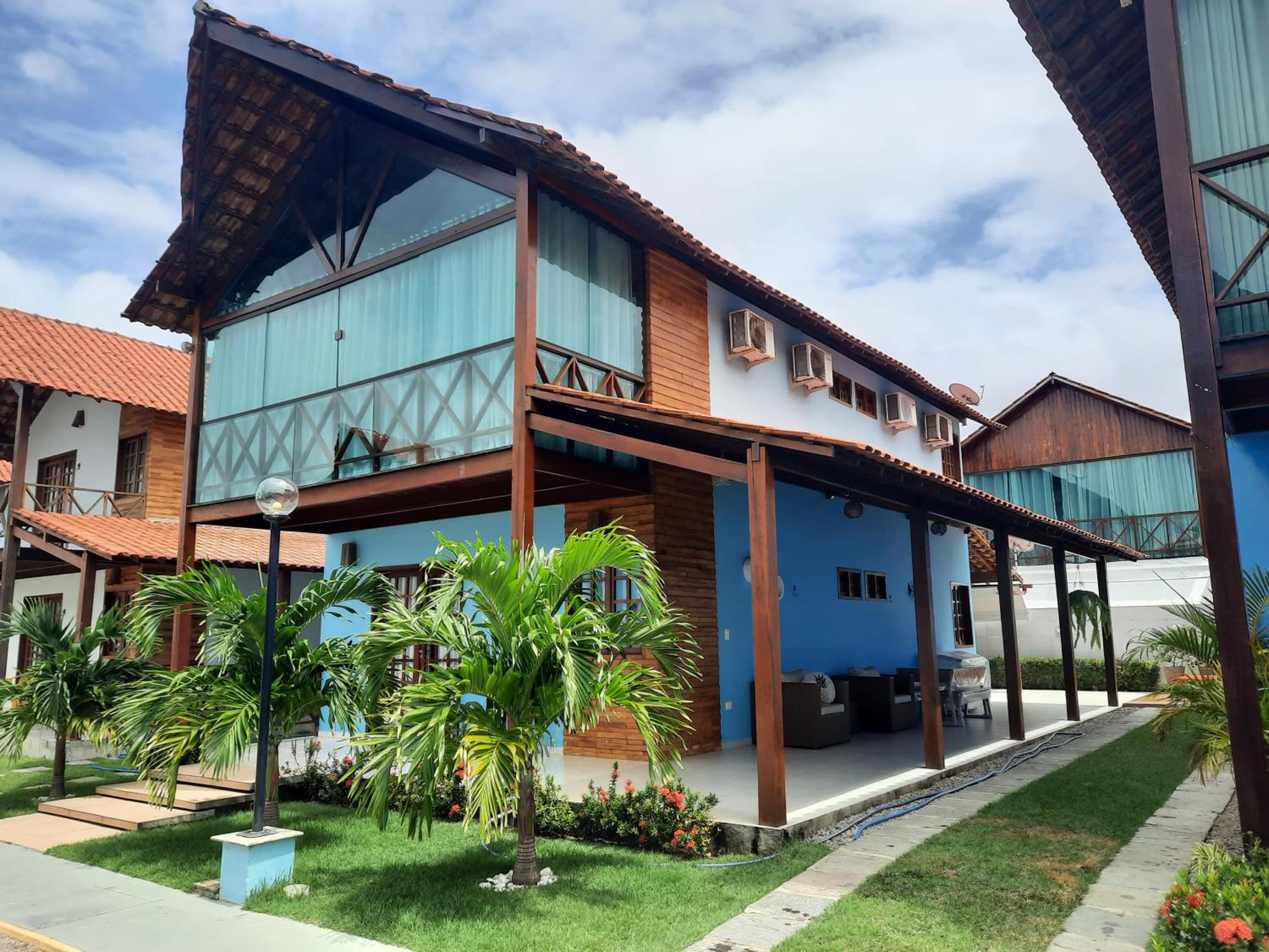 Linda casa com 5 quartos, a poucos metros da praia