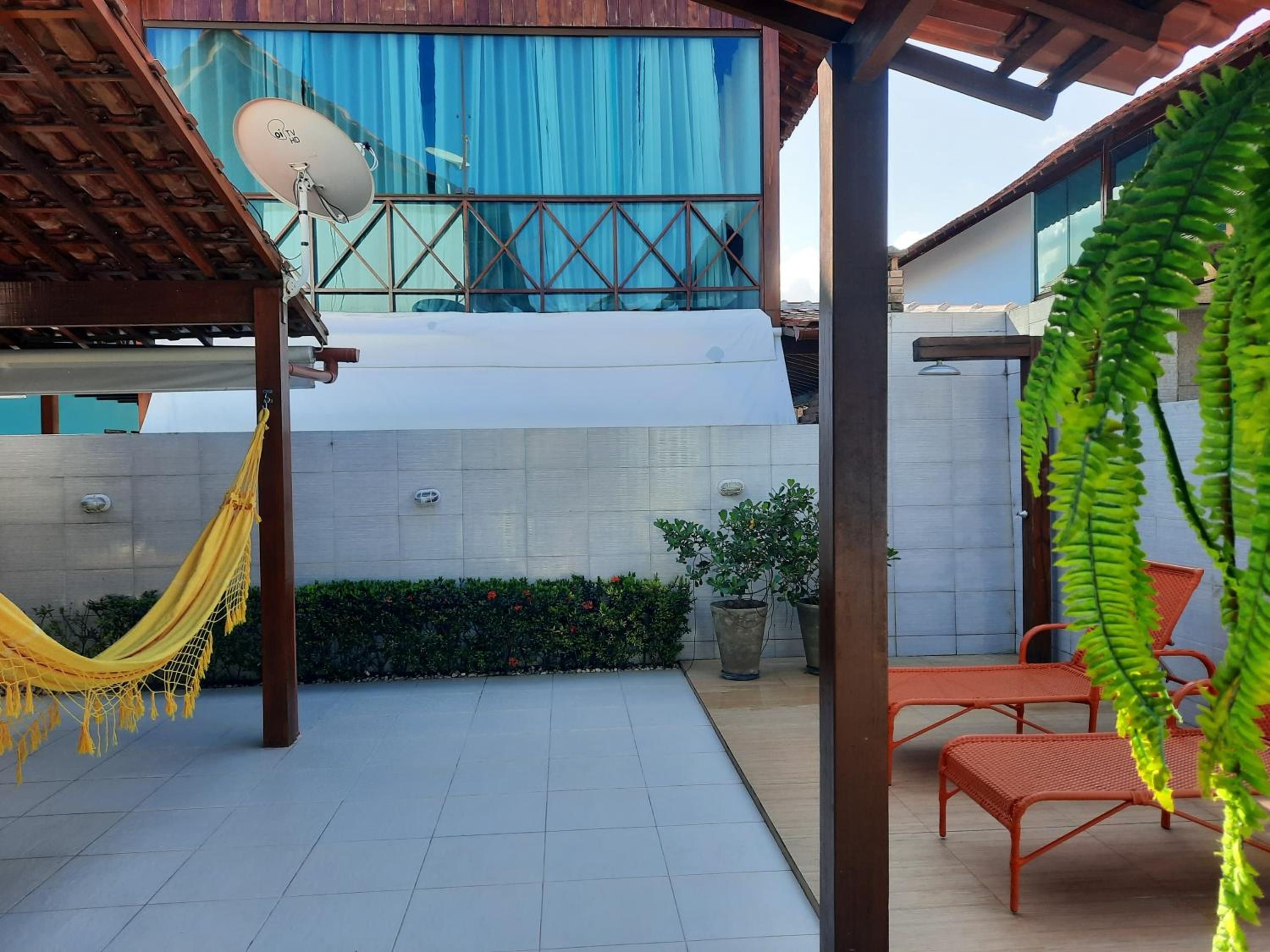 Linda casa com 5 quartos, a poucos metros da praia