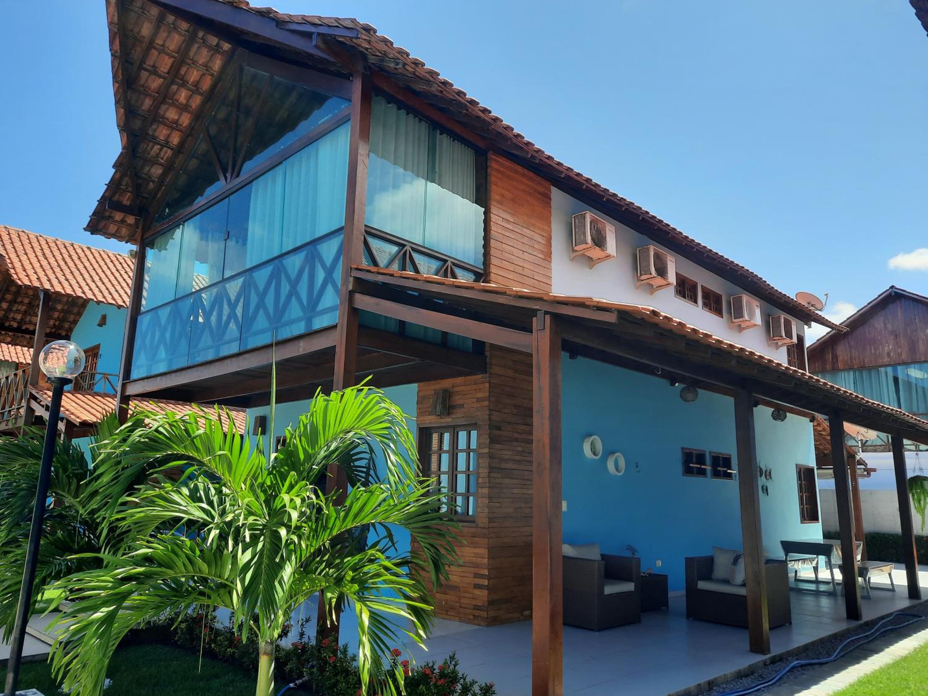 Linda casa com 5 quartos, a poucos metros da praia