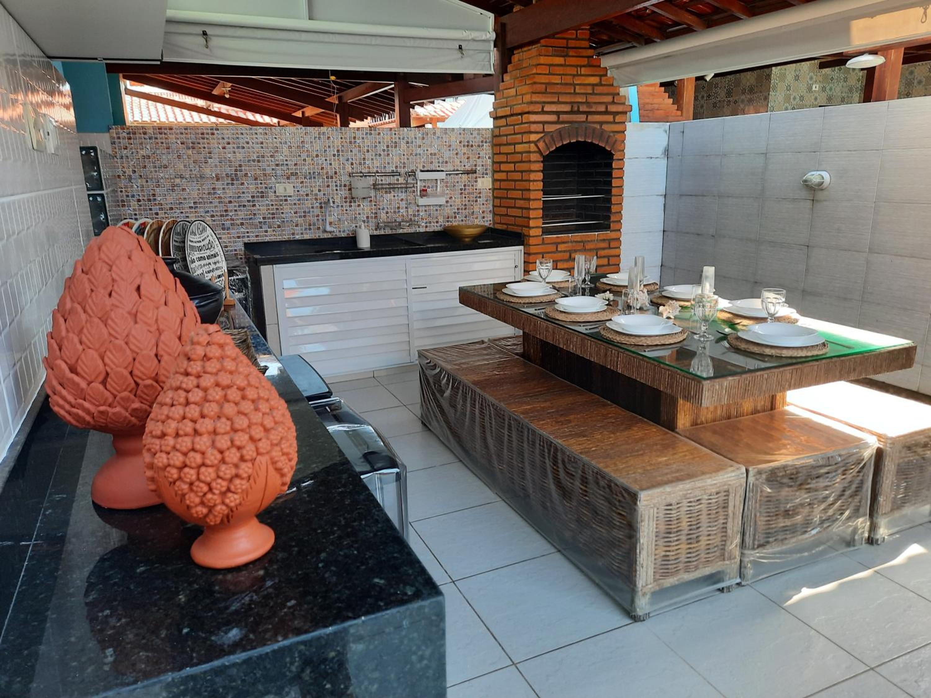 Linda casa com 5 quartos, a poucos metros da praia