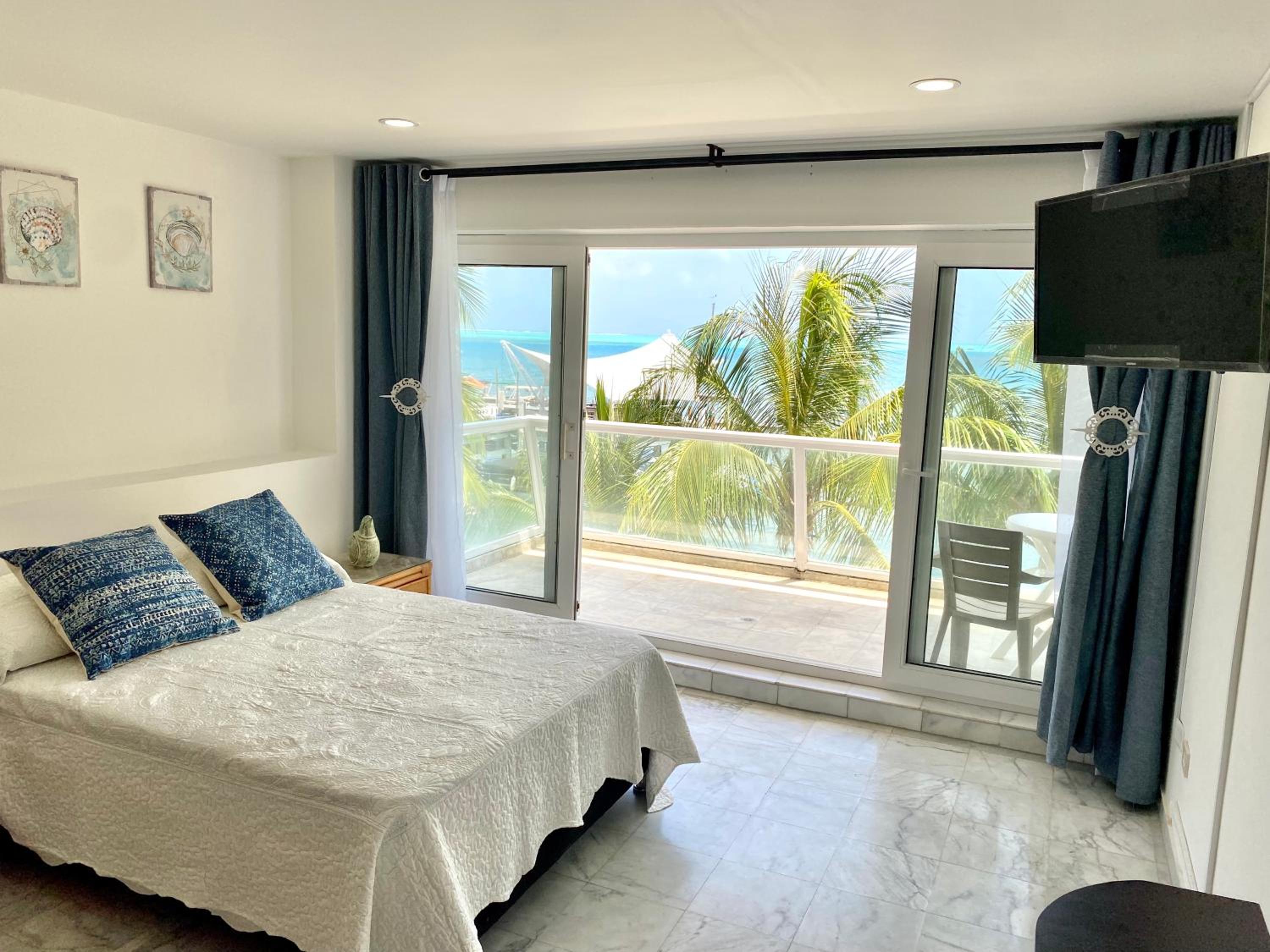 Exclusivos Apartamentos con playa privada view 3