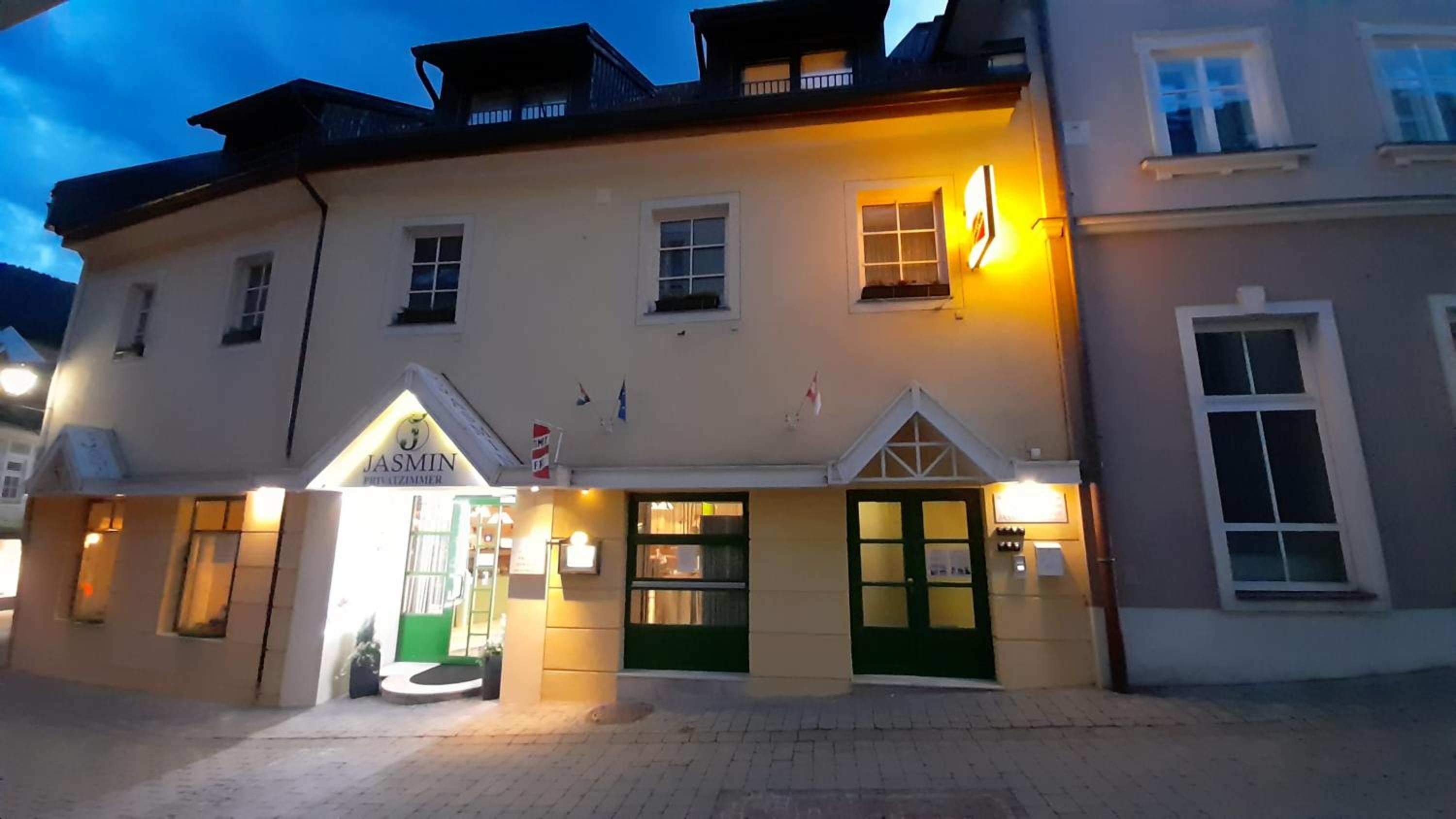 Jasmin Pension Central Location Shared Kitchen Pet Friendly
