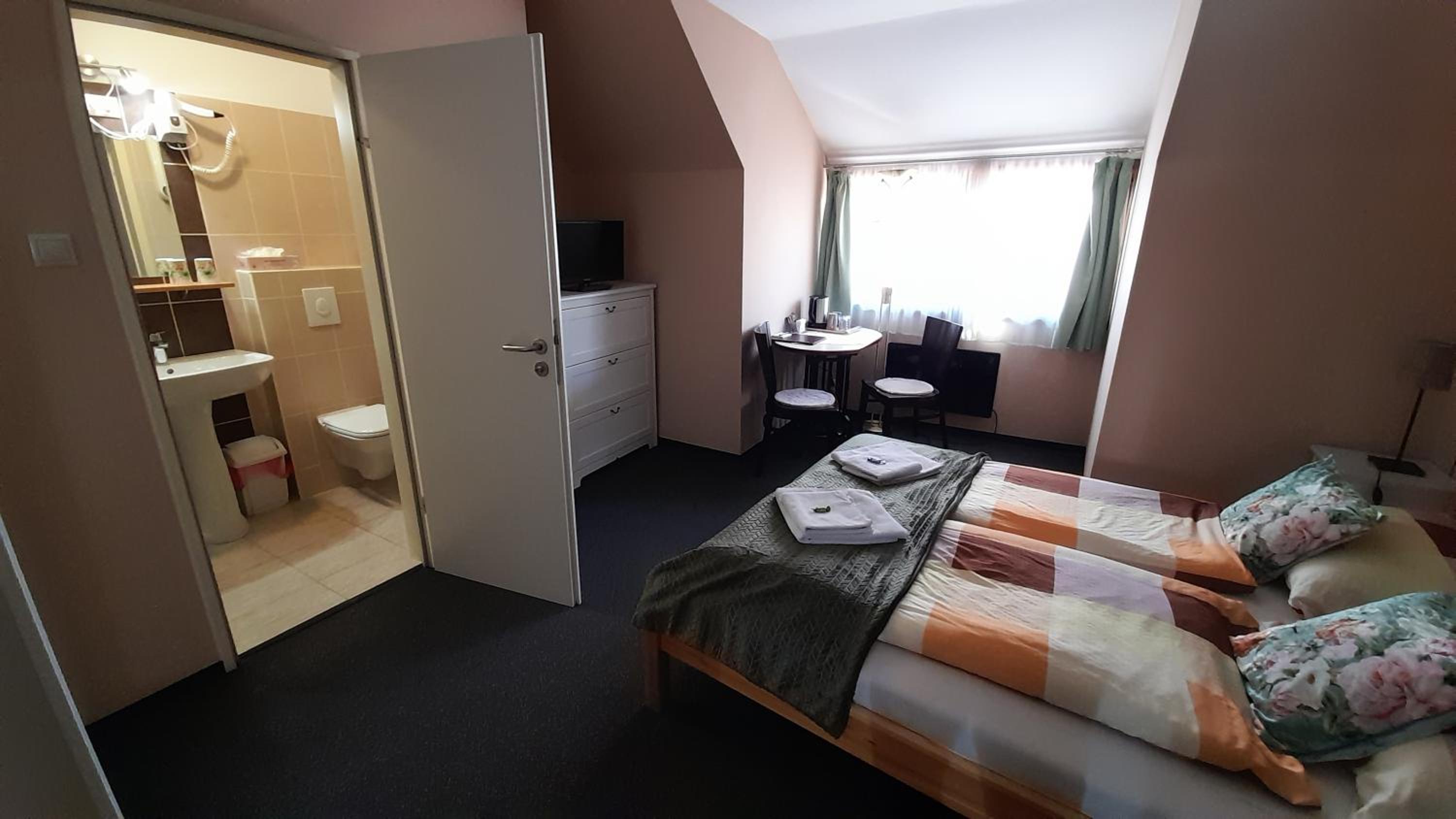 Jasmin Pension Central Location Shared Kitchen Pet Friendly