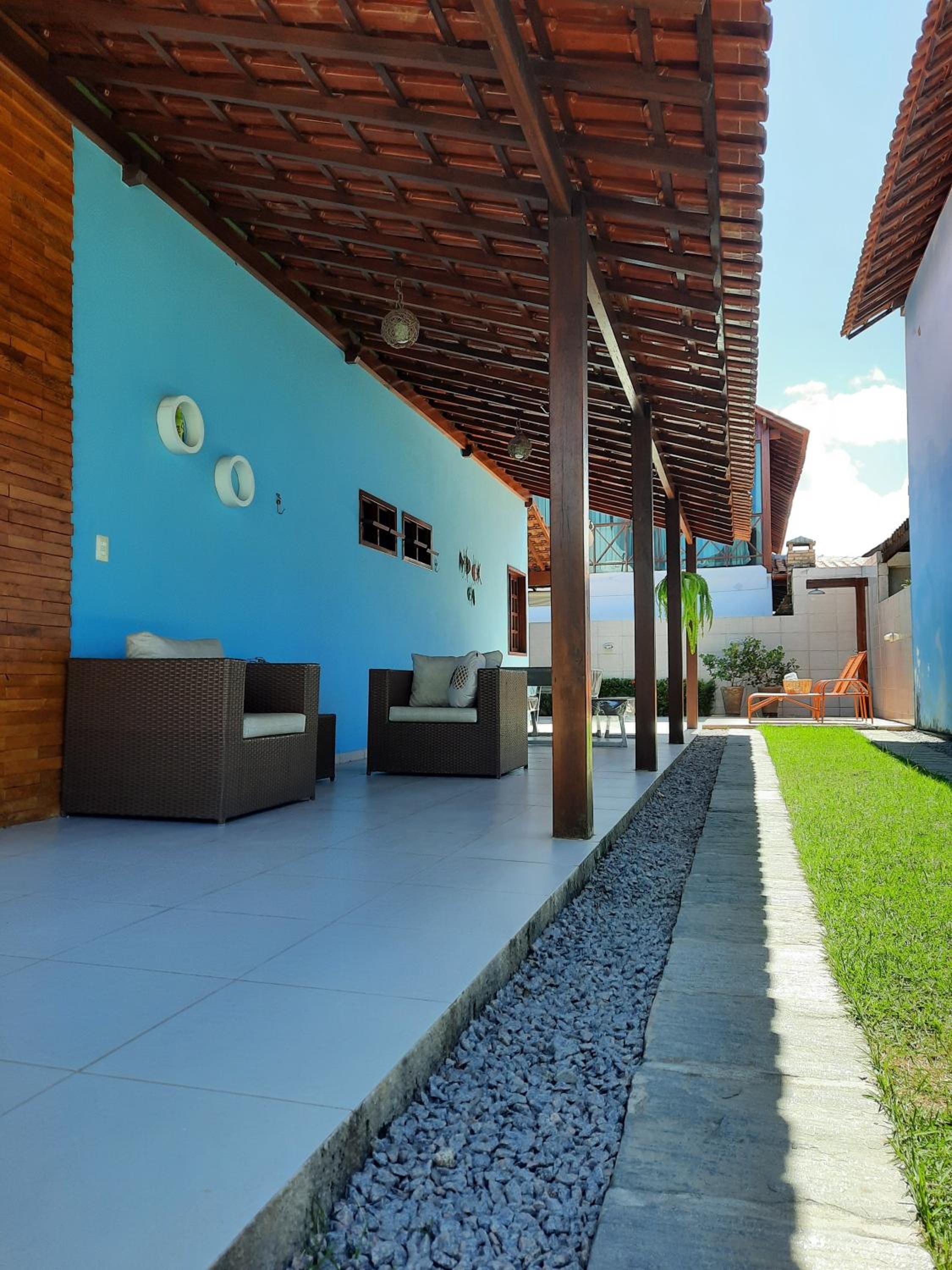 Linda casa com 5 quartos, a poucos metros da praia