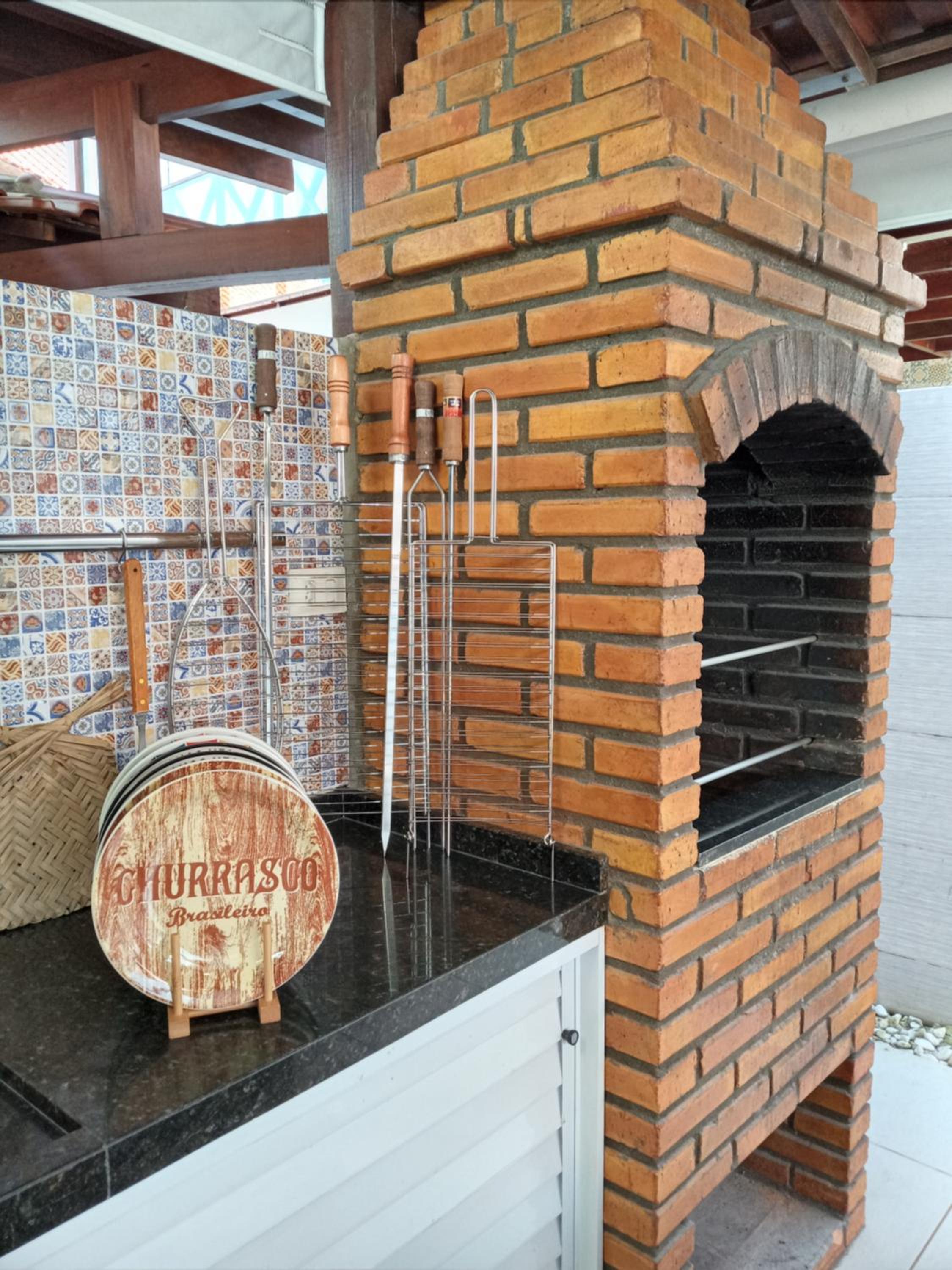 Linda casa com 5 quartos, a poucos metros da praia