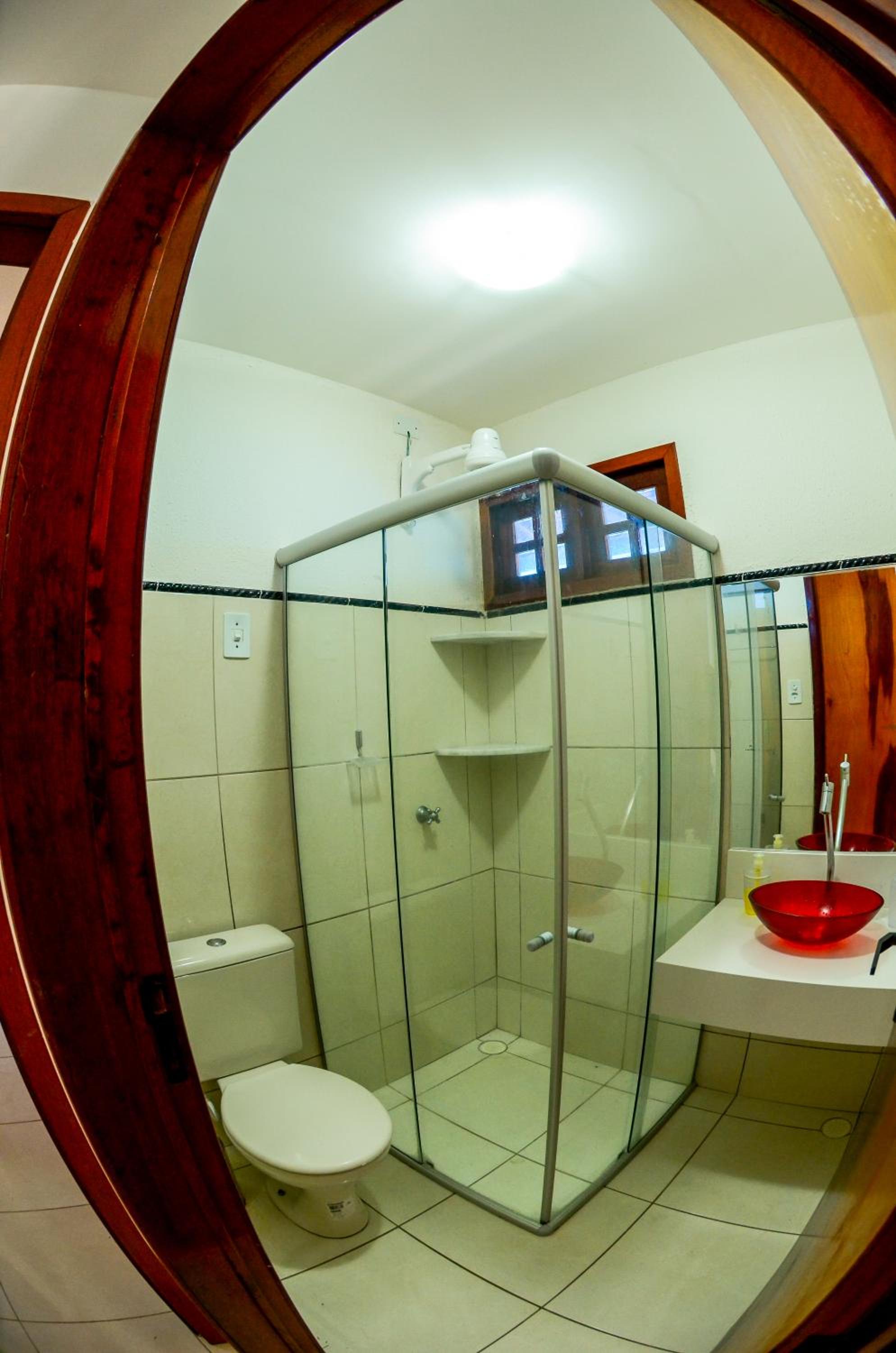 Linda casa com 5 quartos, a poucos metros da praia