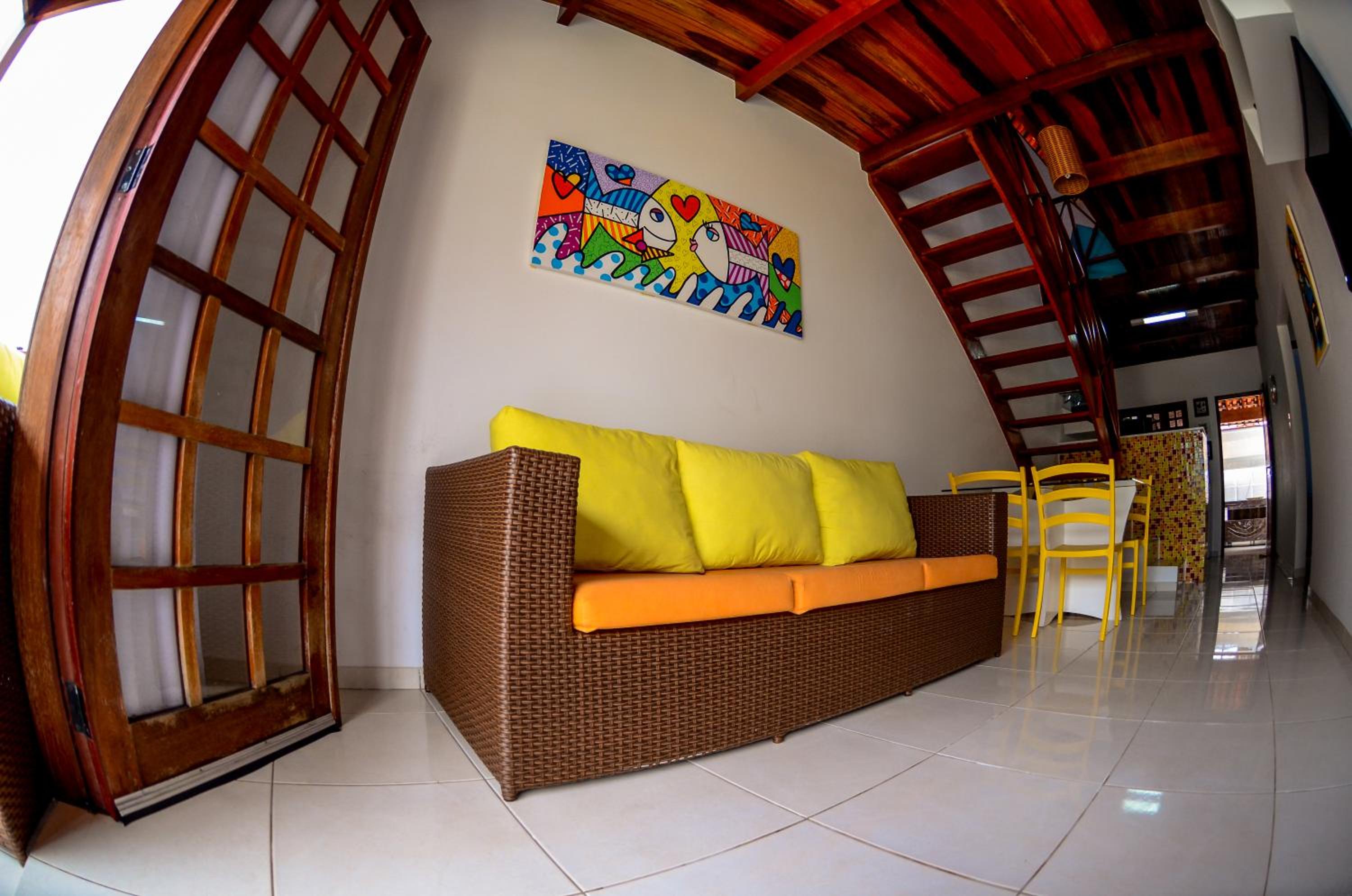 Linda casa com 5 quartos, a poucos metros da praia