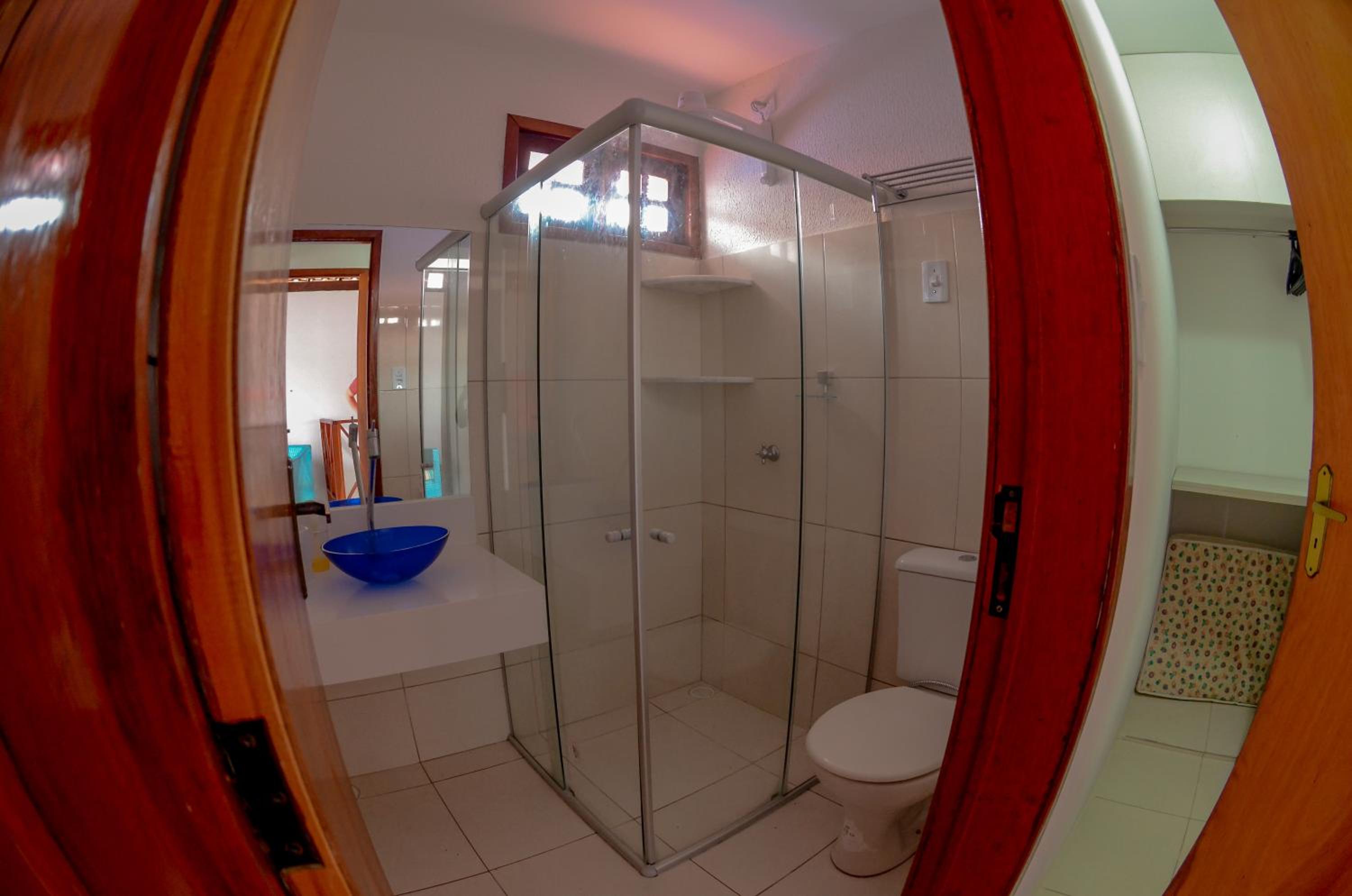 Linda casa com 5 quartos, a poucos metros da praia
