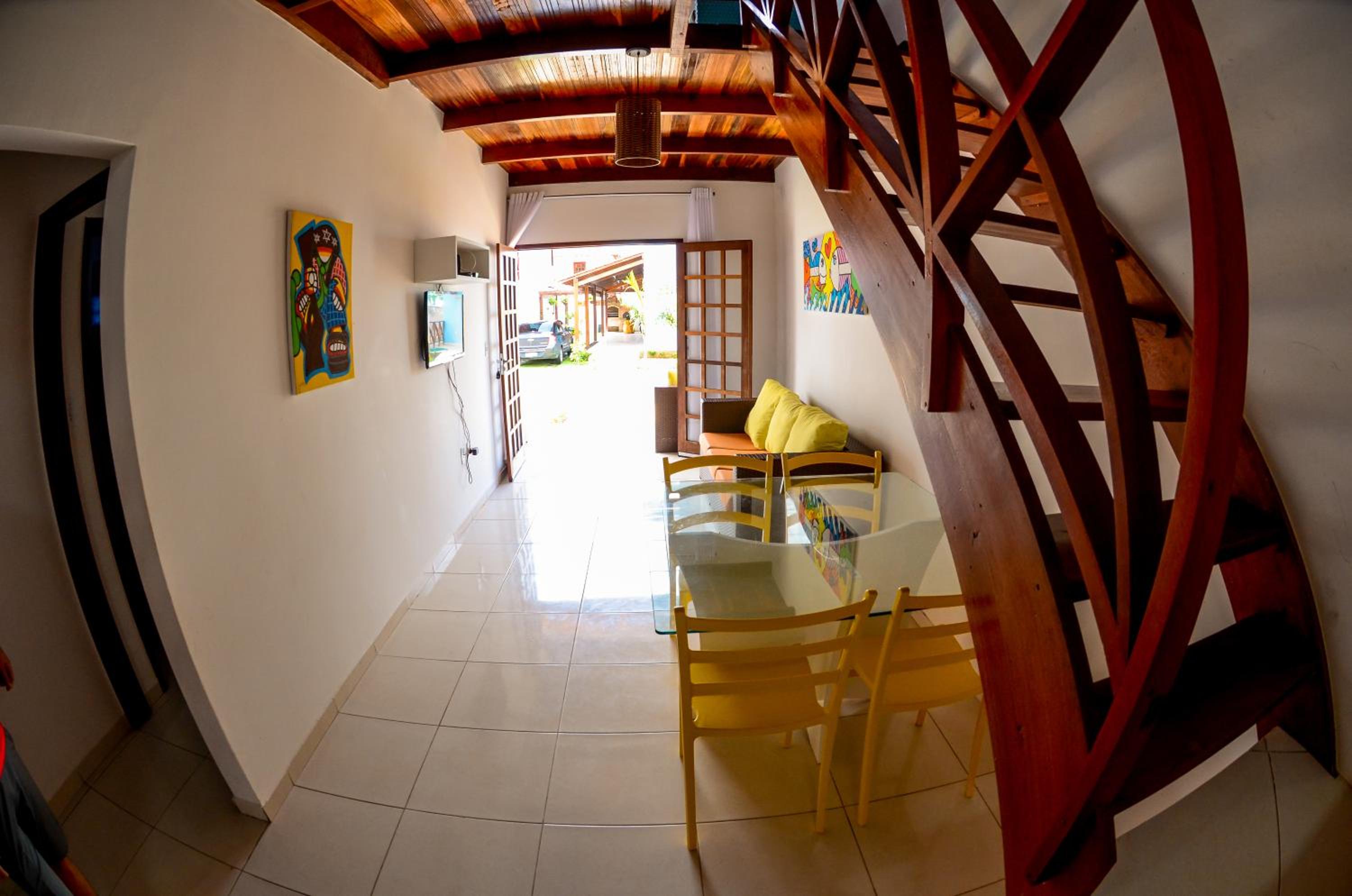 Linda casa com 5 quartos, a poucos metros da praia