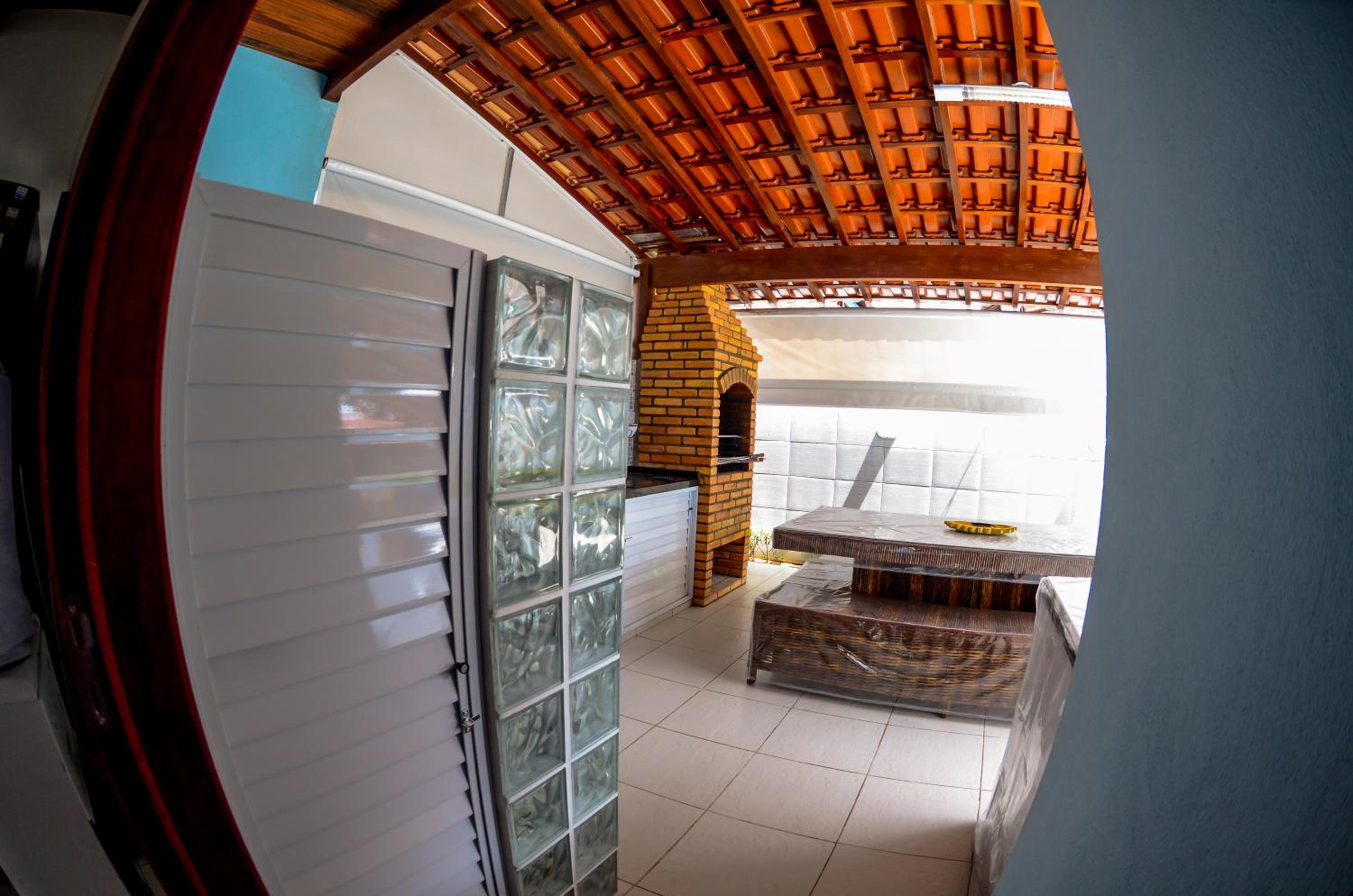 Linda casa com 5 quartos, a poucos metros da praia