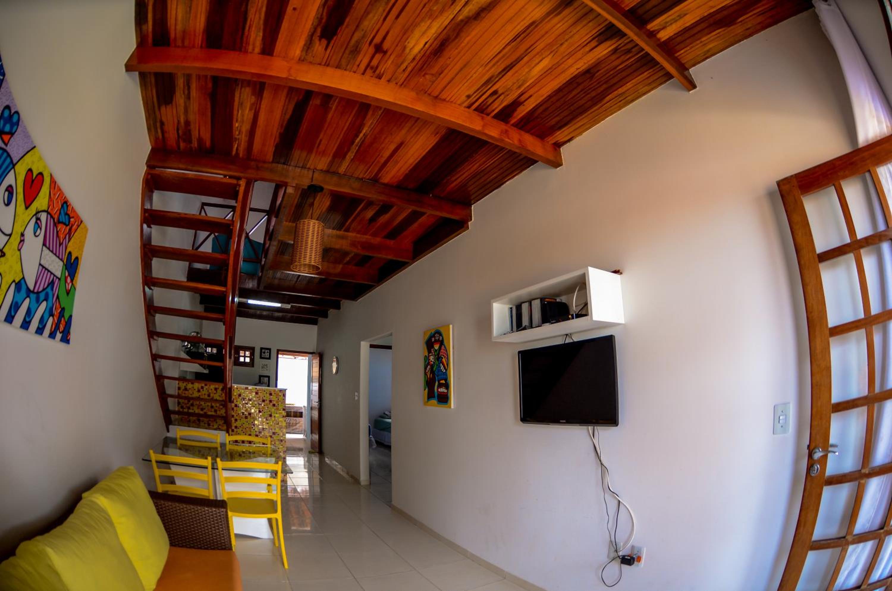 Linda casa com 5 quartos, a poucos metros da praia