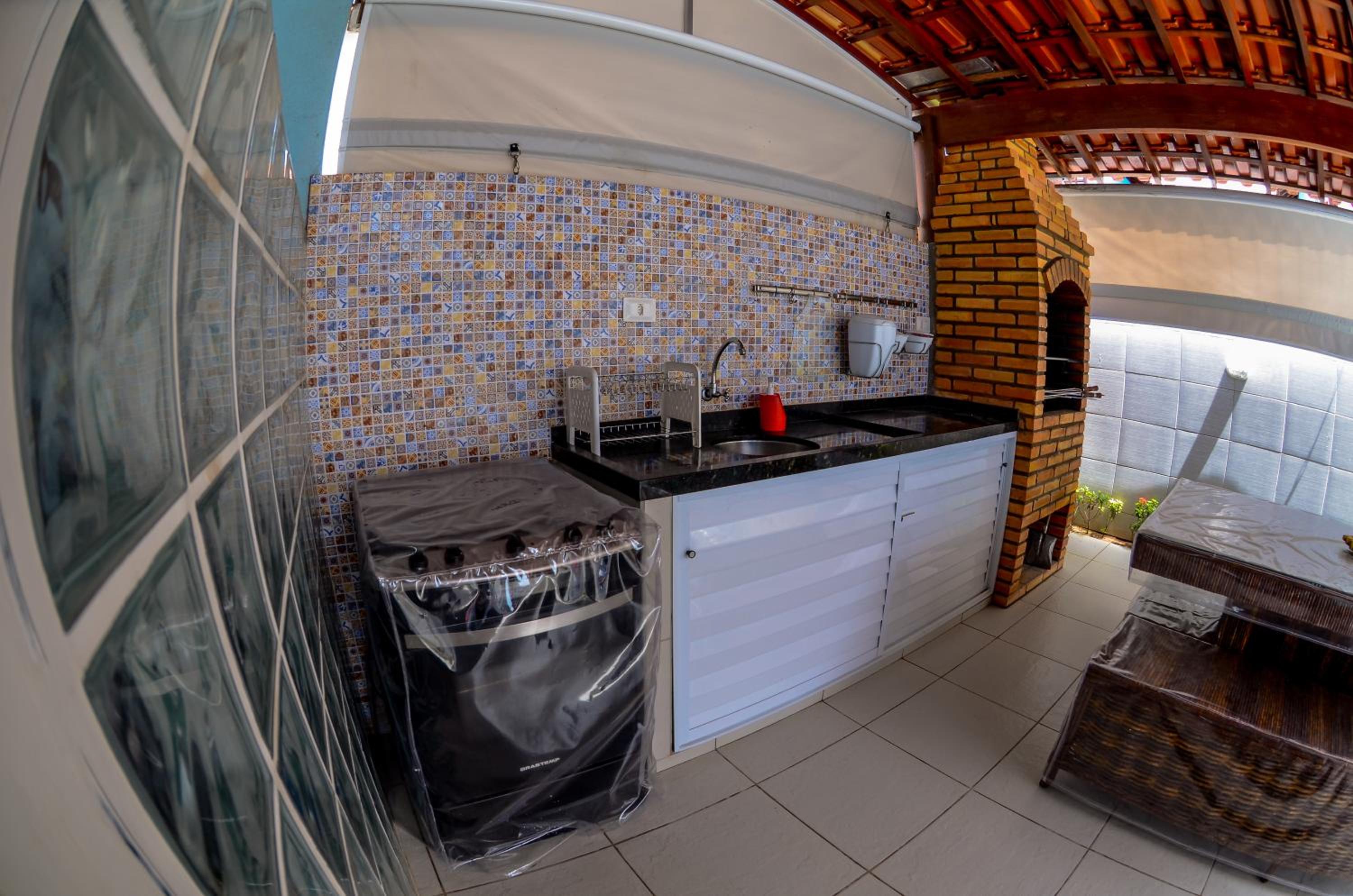 Linda casa com 5 quartos, a poucos metros da praia