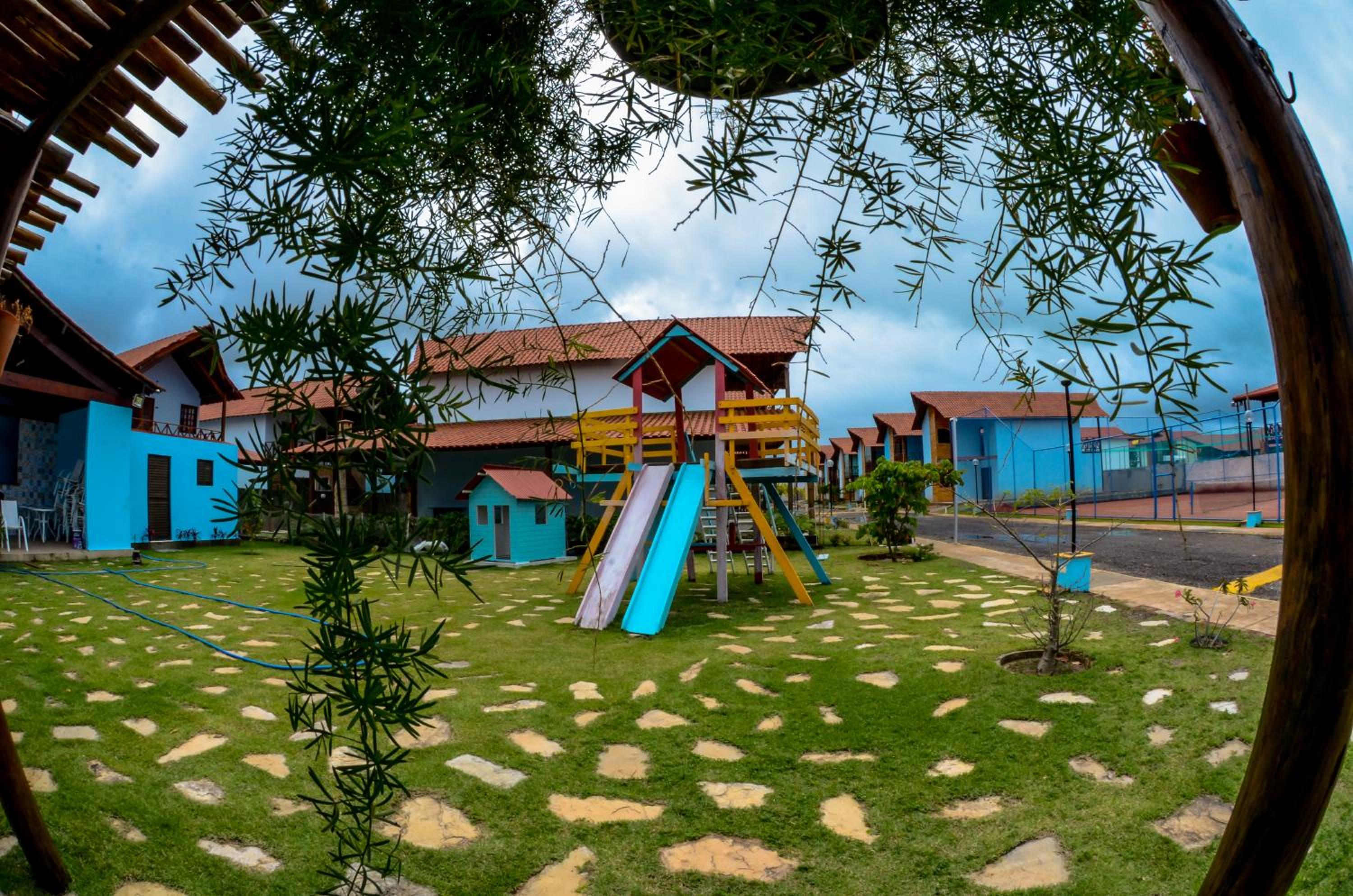 Linda casa com 5 quartos, a poucos metros da praia