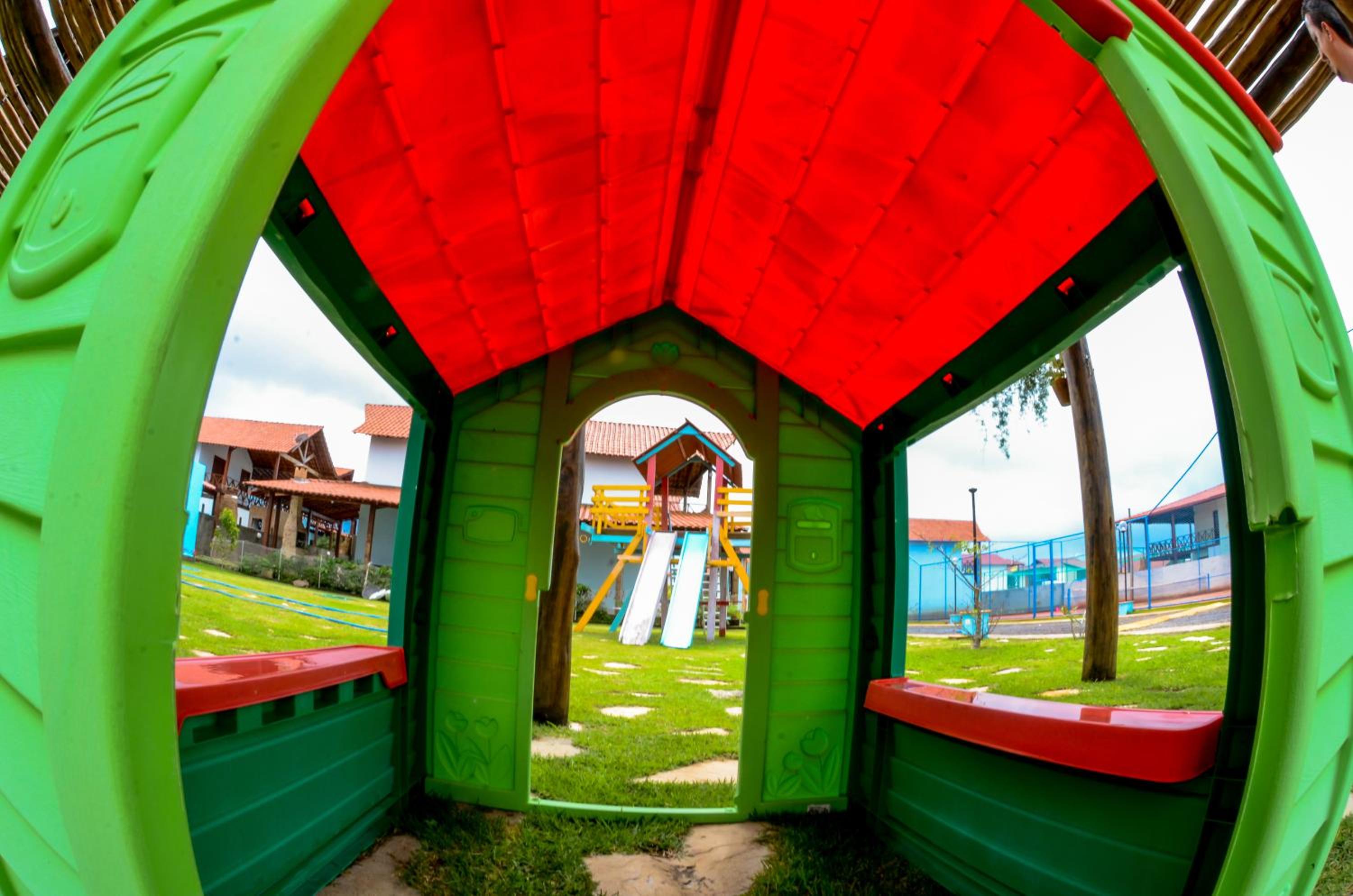 Linda casa com 5 quartos, a poucos metros da praia