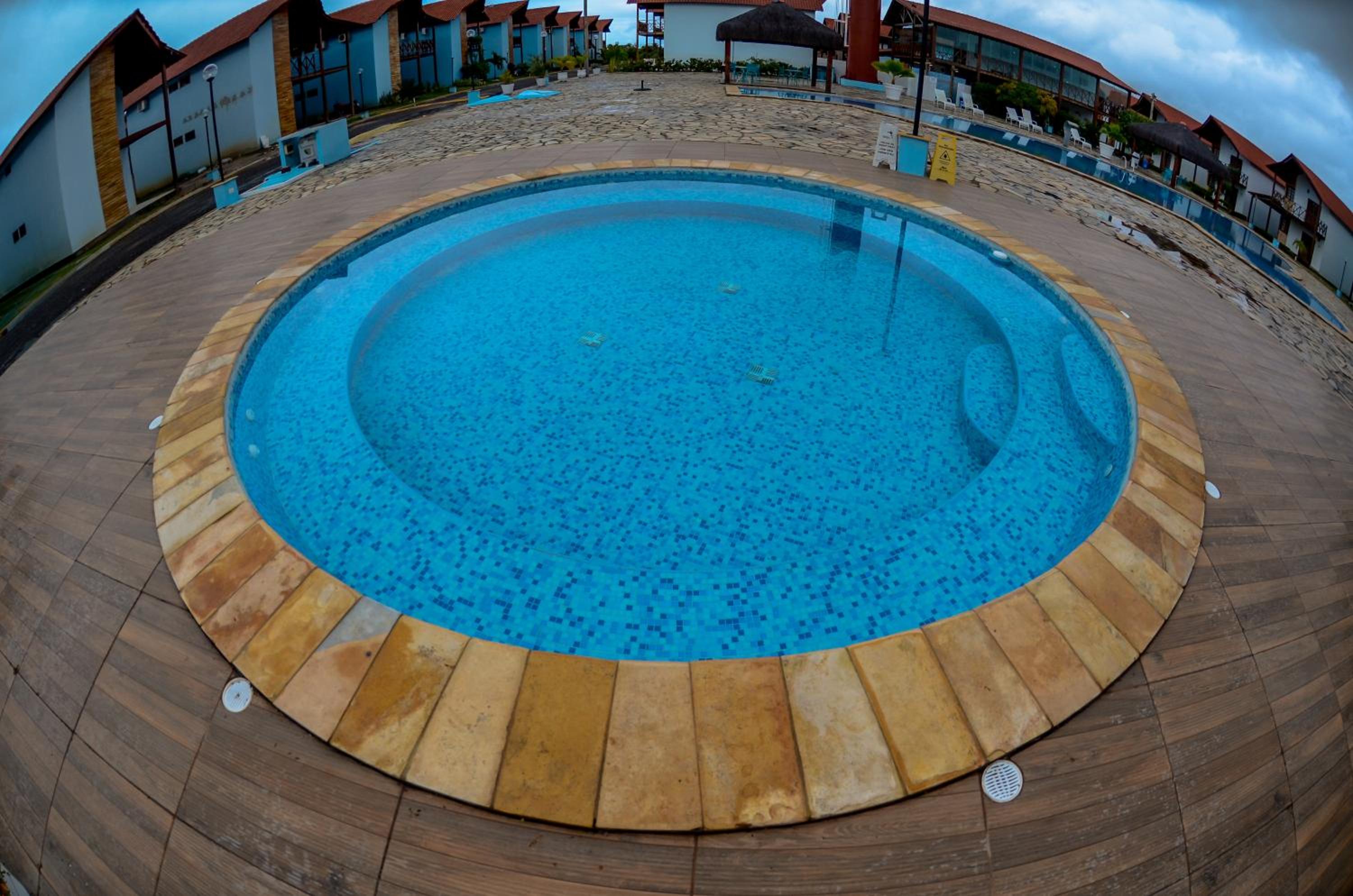 Linda casa com 5 quartos, a poucos metros da praia
