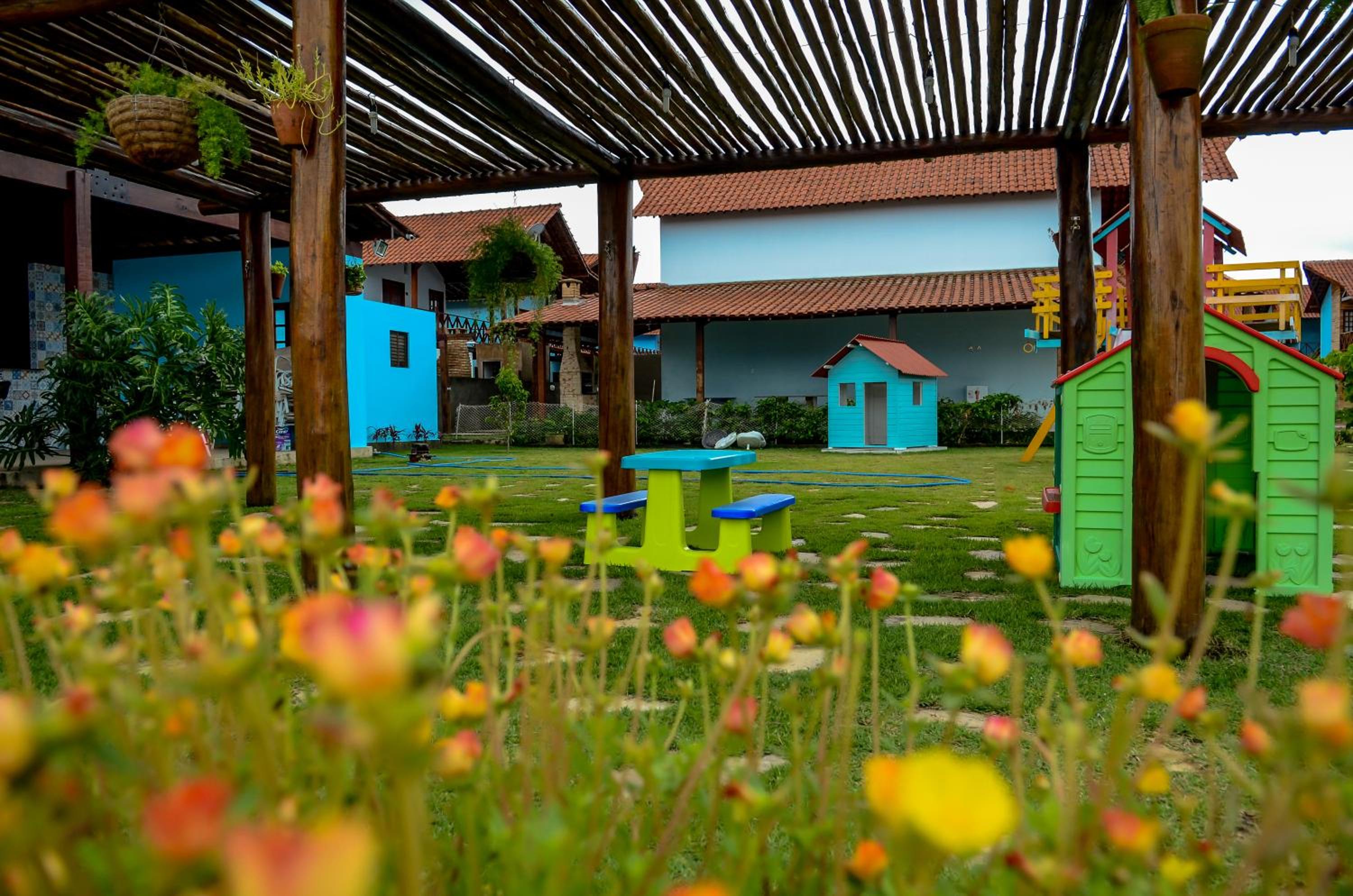 Linda casa com 5 quartos, a poucos metros da praia