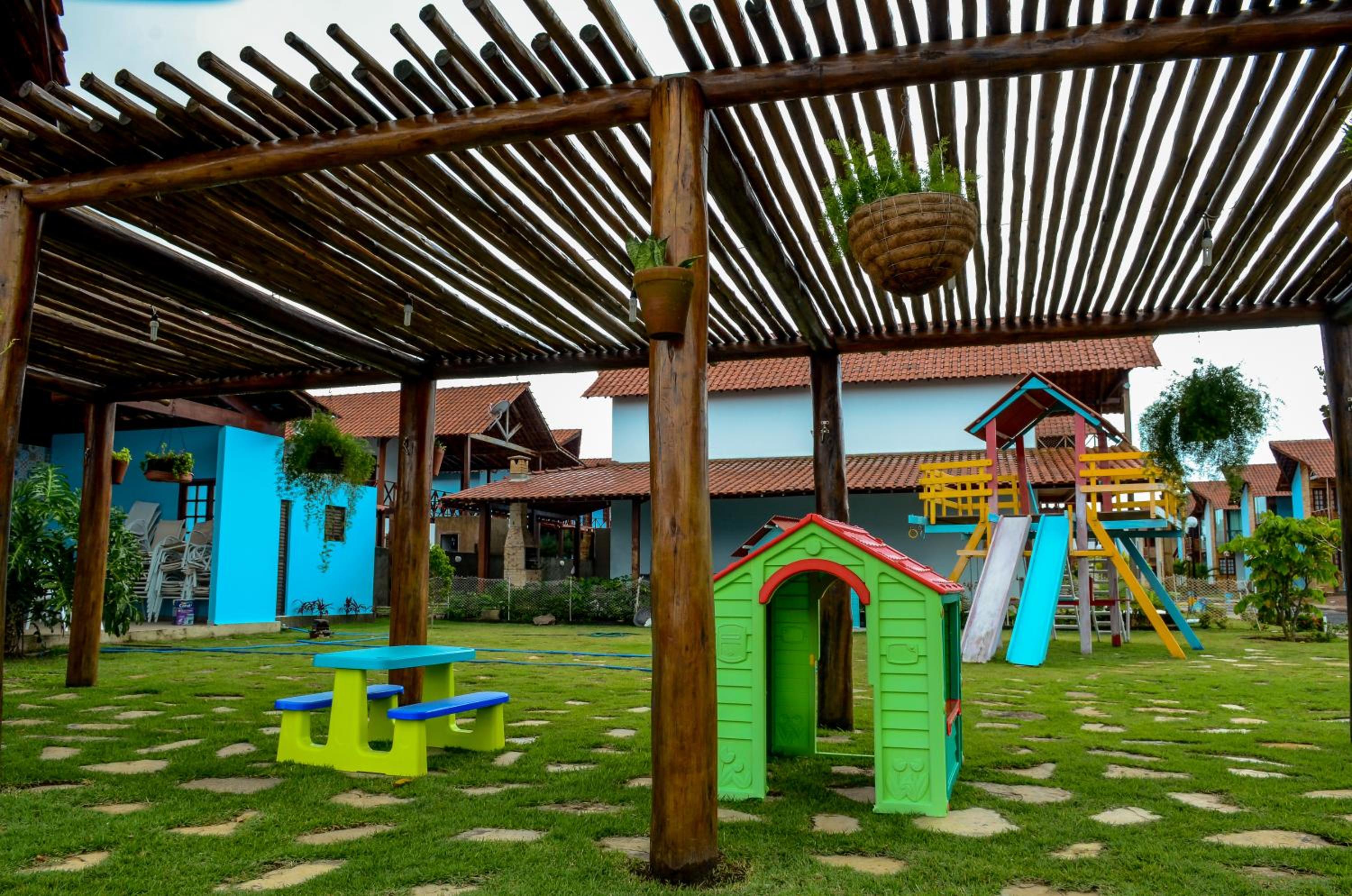 Linda casa com 5 quartos, a poucos metros da praia