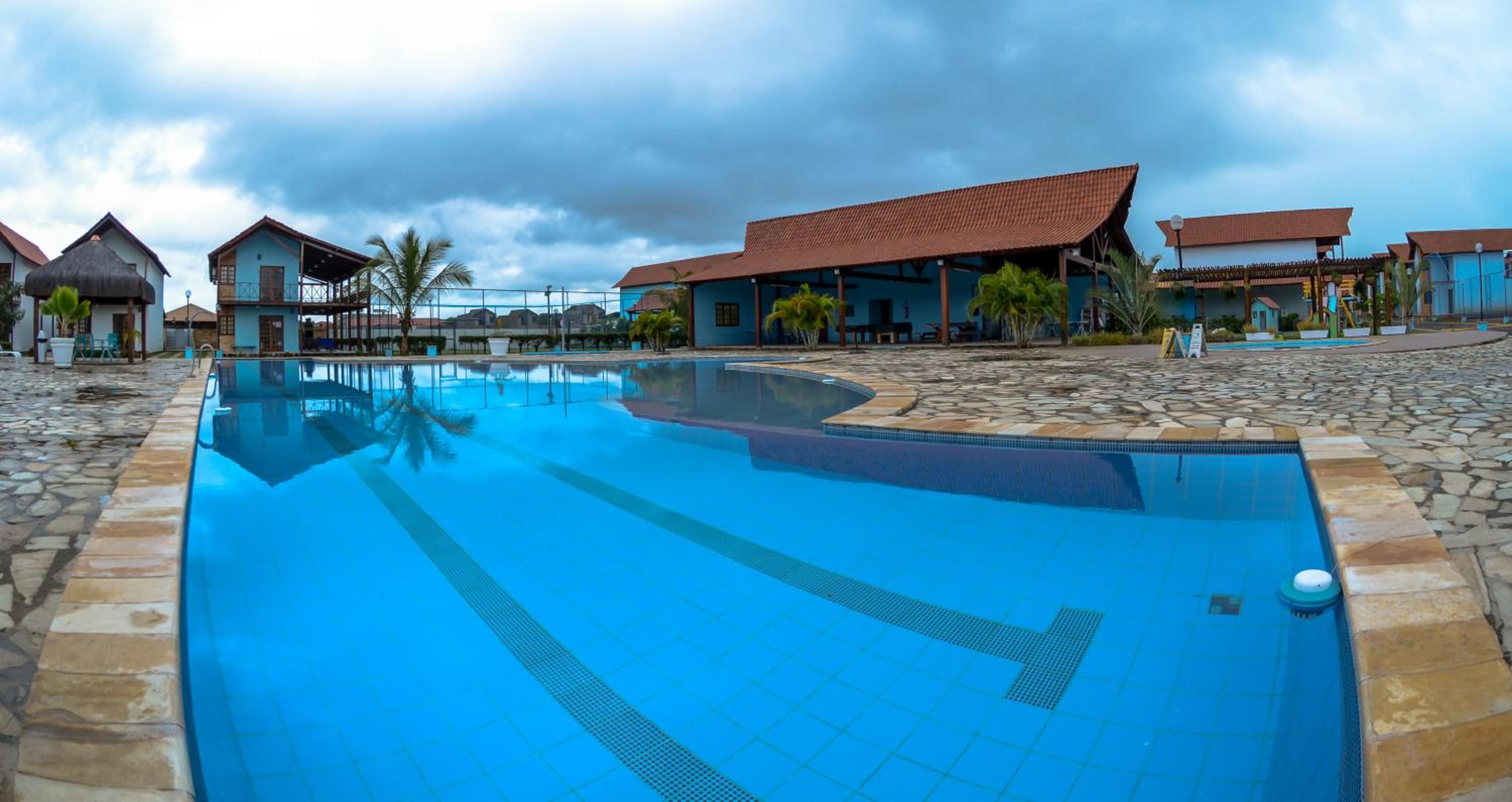 Linda casa com 5 quartos, a poucos metros da praia