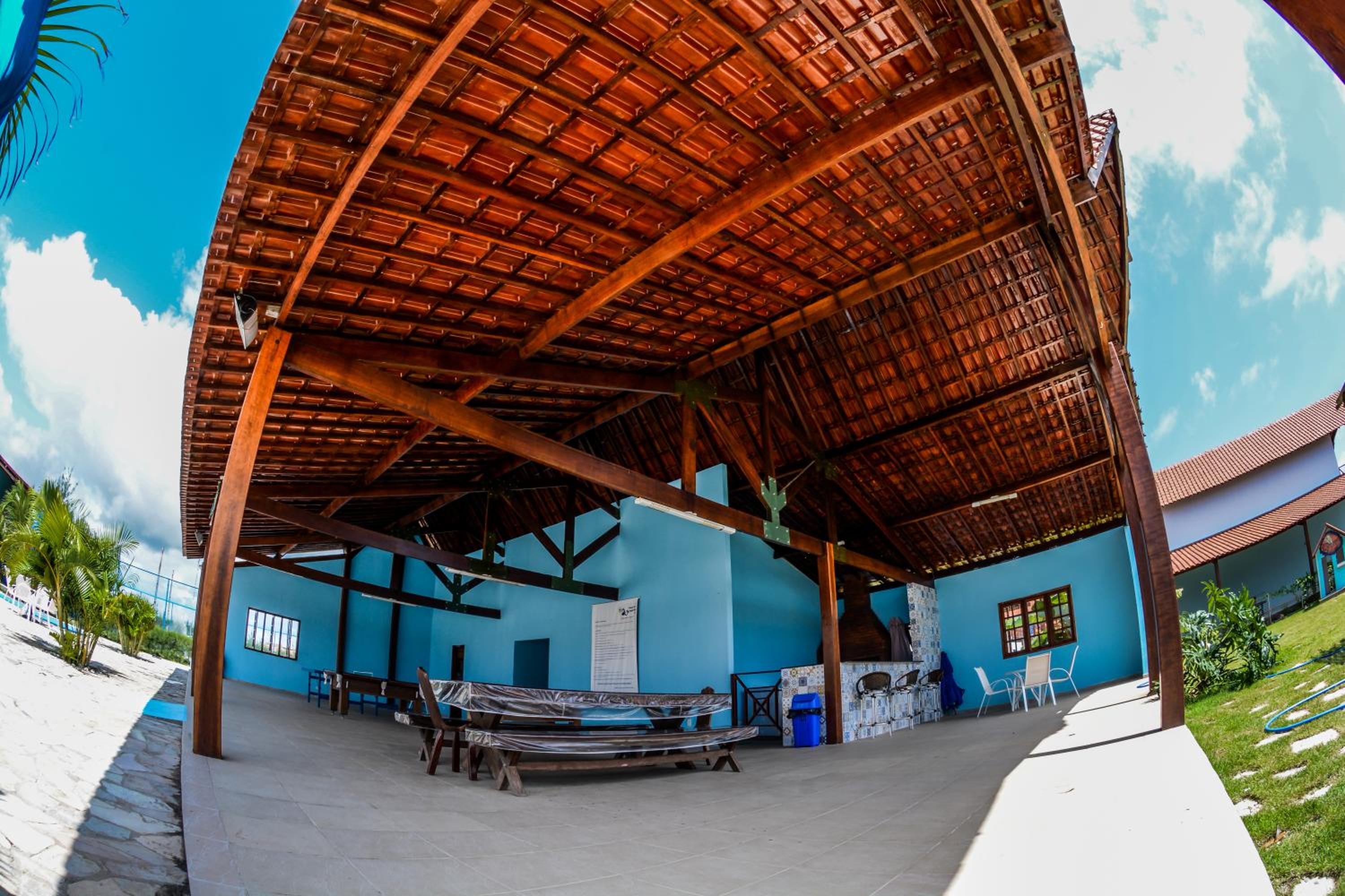 Linda casa com 5 quartos, a poucos metros da praia