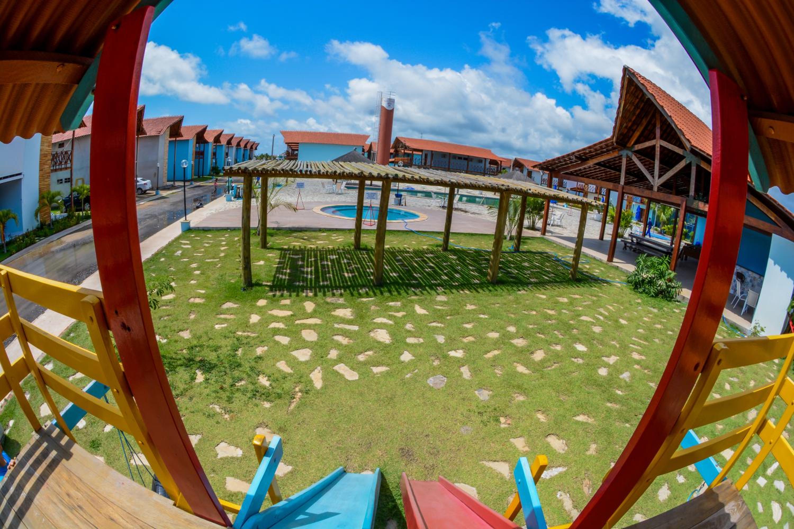 Linda casa com 5 quartos, a poucos metros da praia