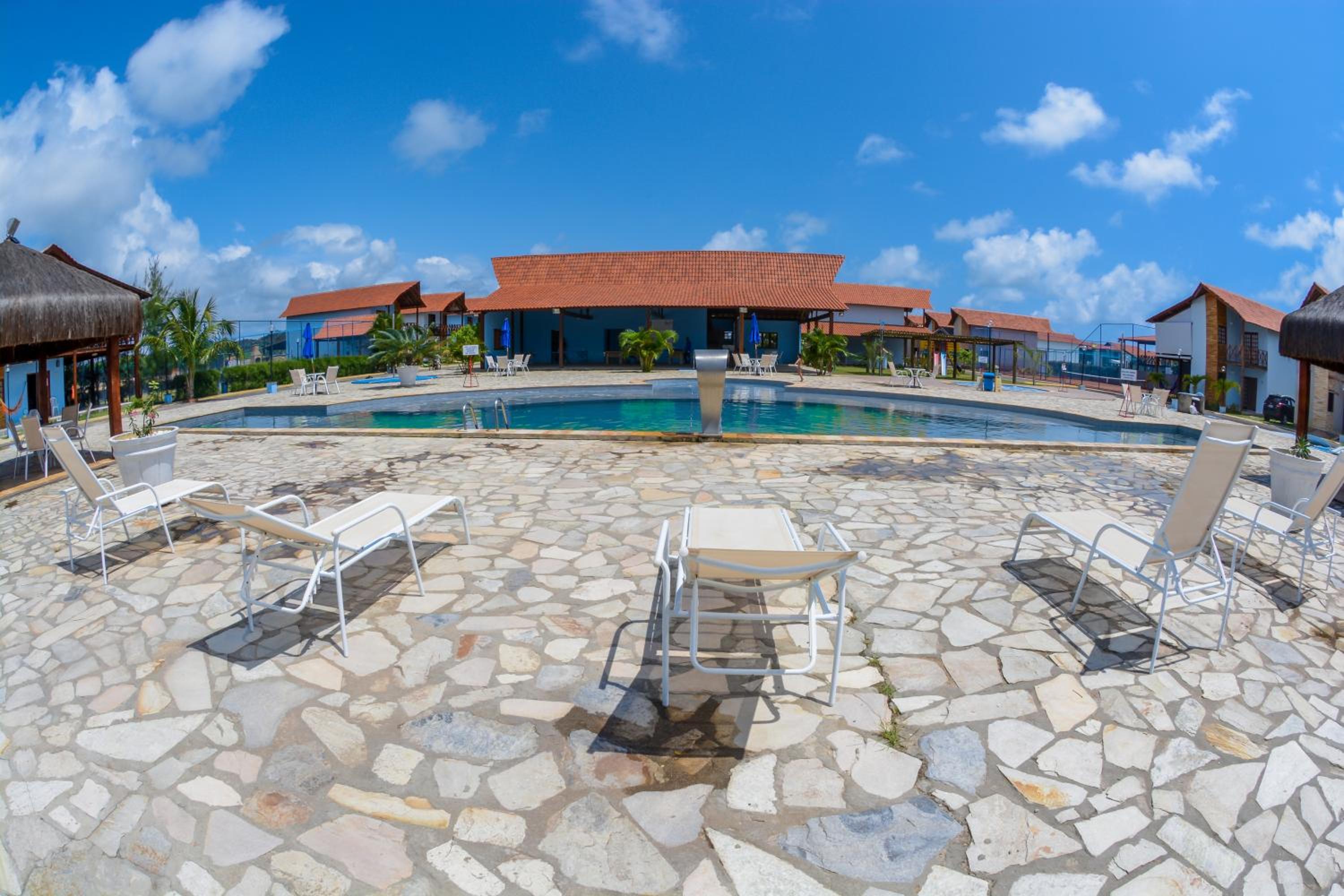 Linda casa com 5 quartos, a poucos metros da praia