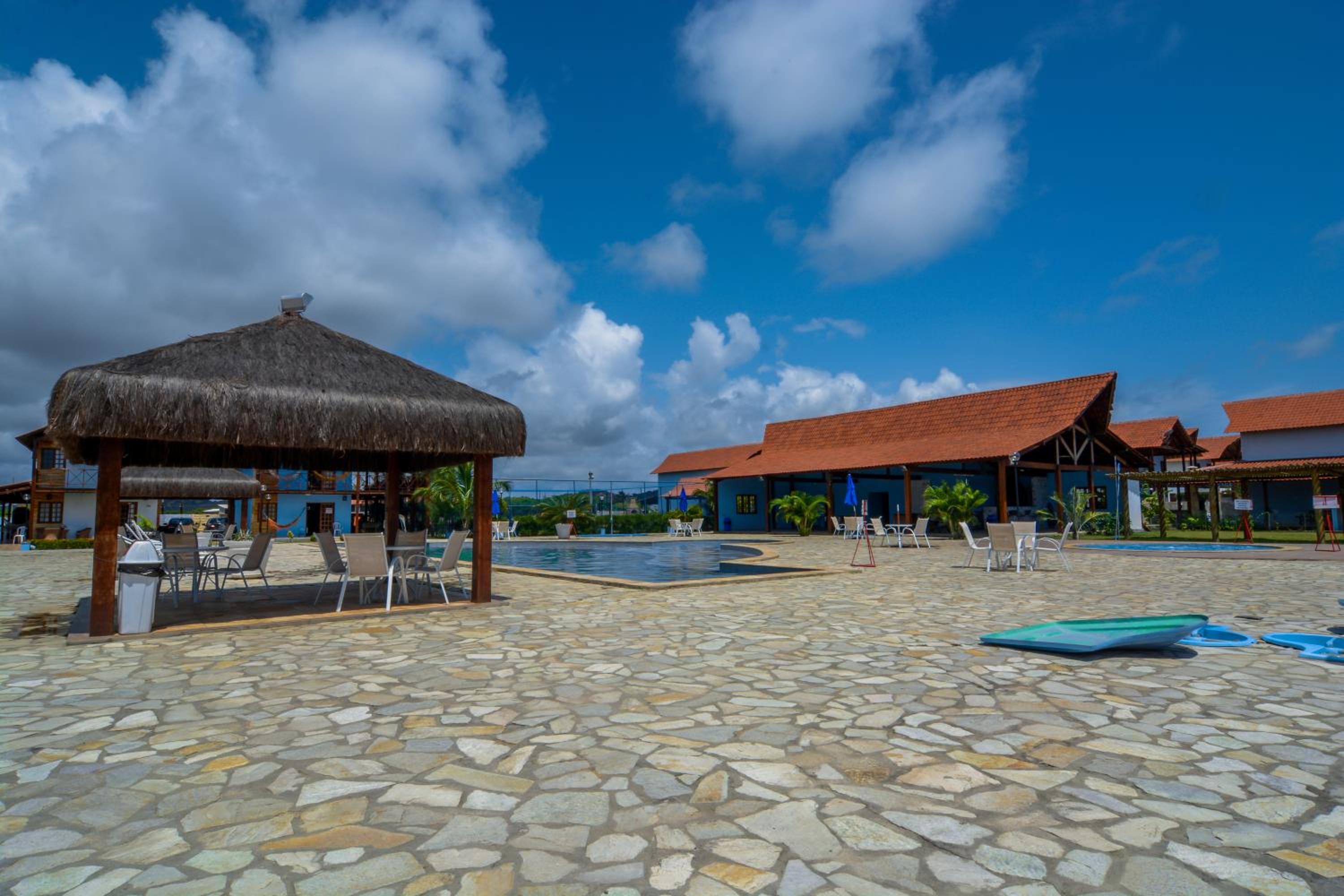Linda casa com 5 quartos, a poucos metros da praia