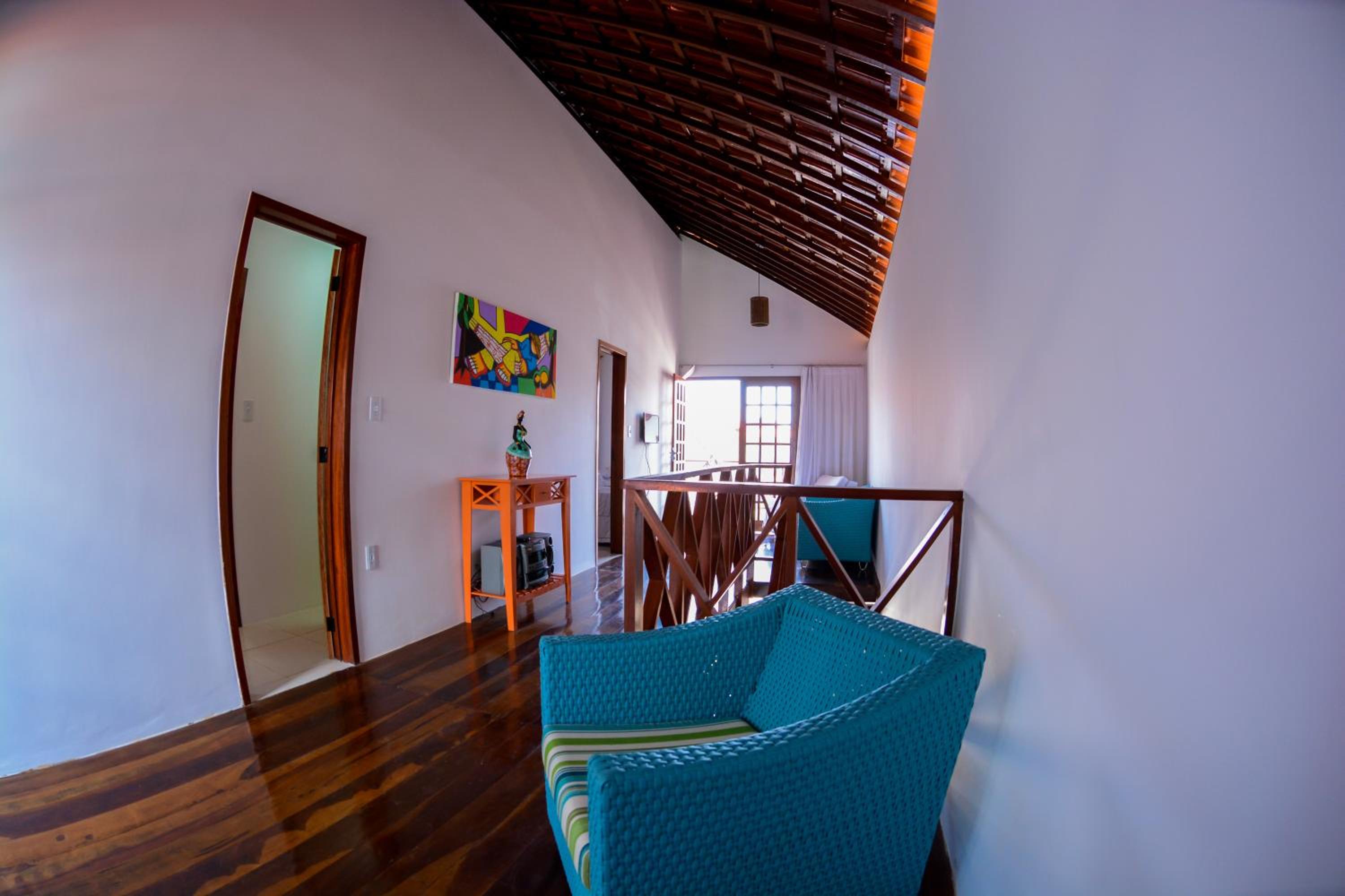 Linda casa com 5 quartos, a poucos metros da praia