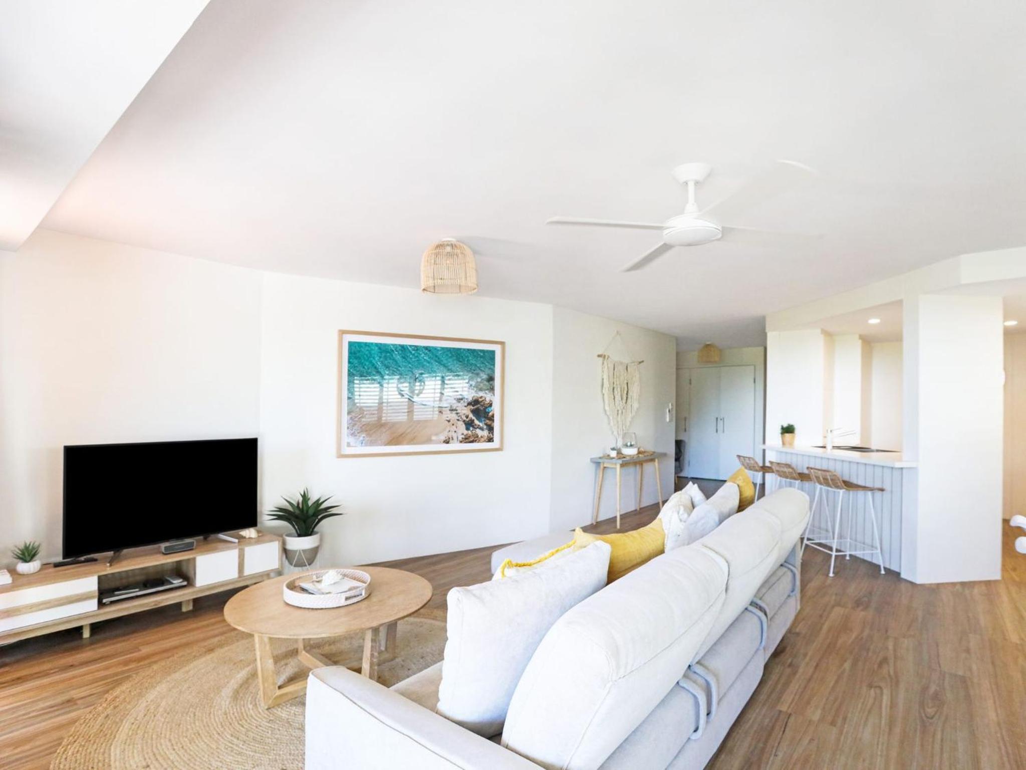 Karinya - 3 BR home steps from Clarkes Beach