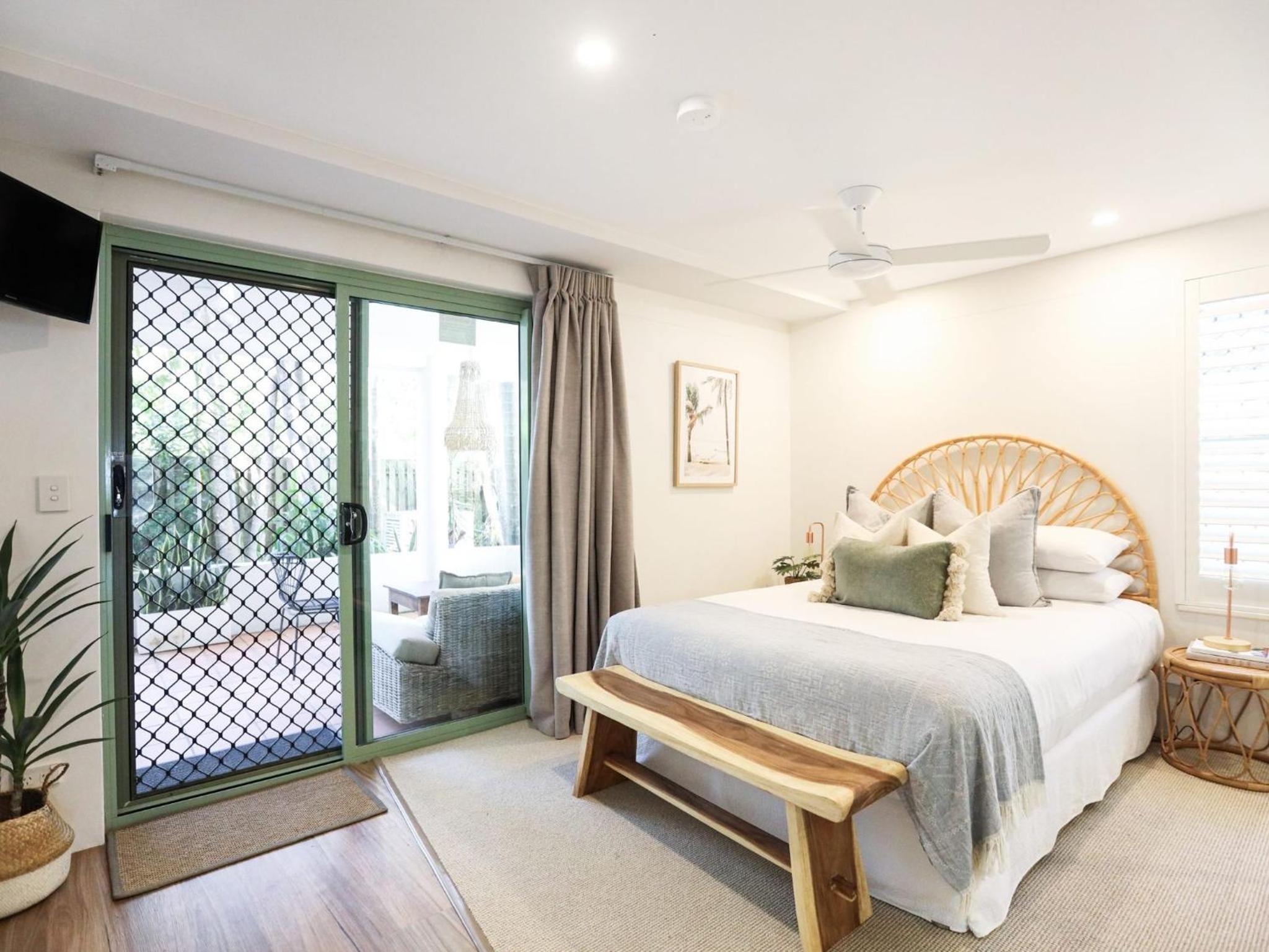 Karinya - 3 BR home steps from Clarkes Beach