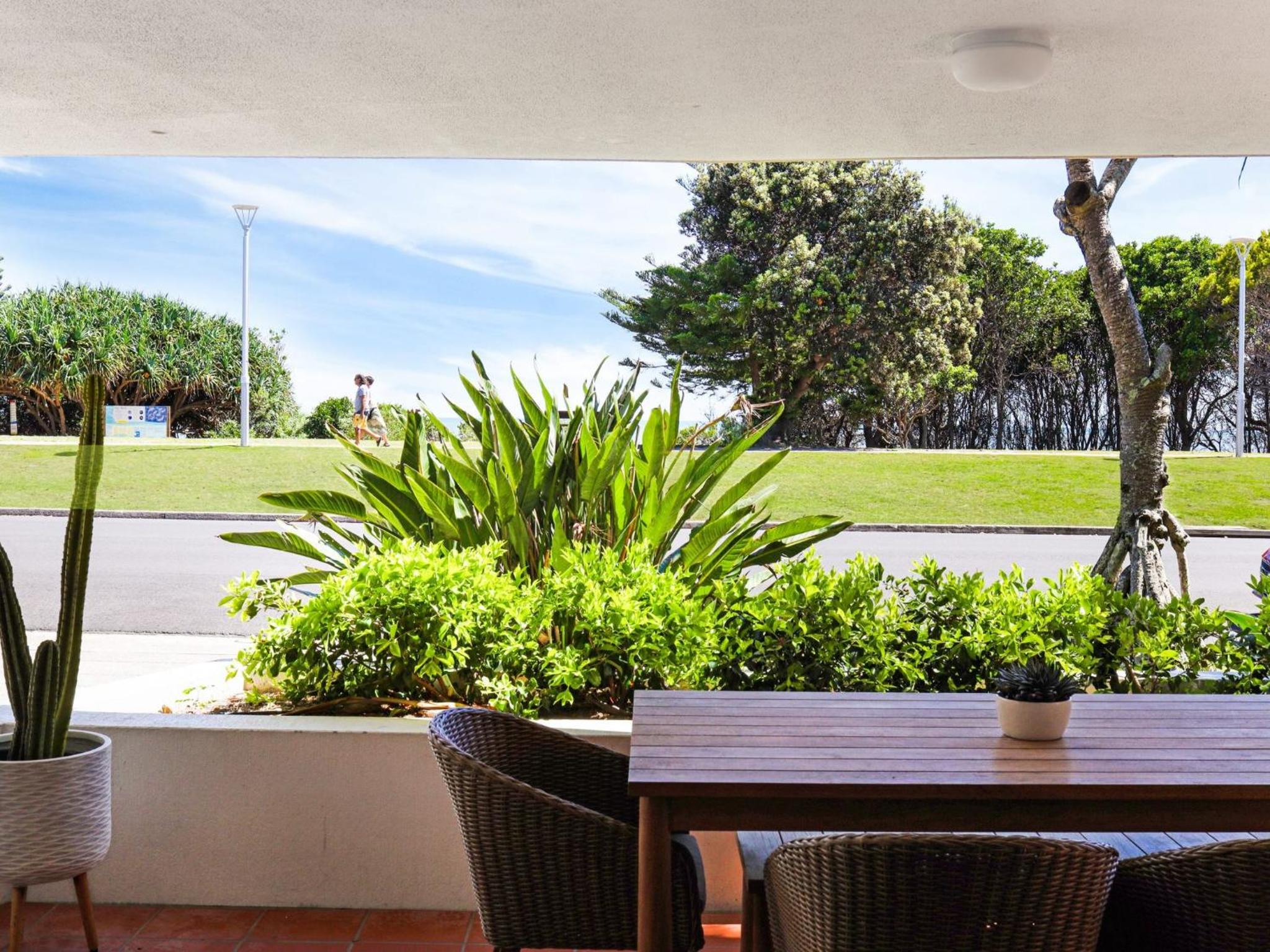 Karinya - 3 BR home steps from Clarkes Beach