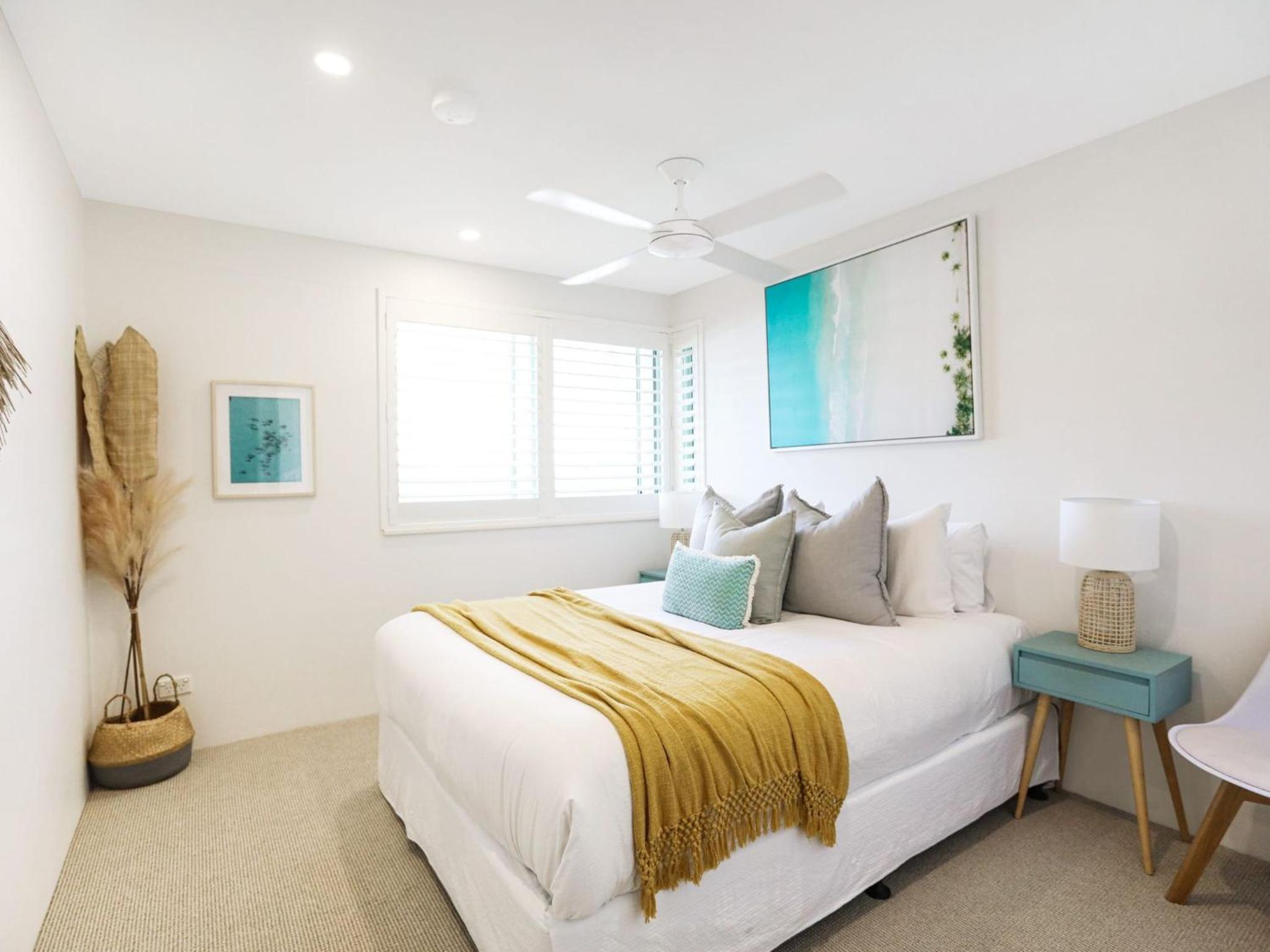 Karinya - 3 BR home steps from Clarkes Beach