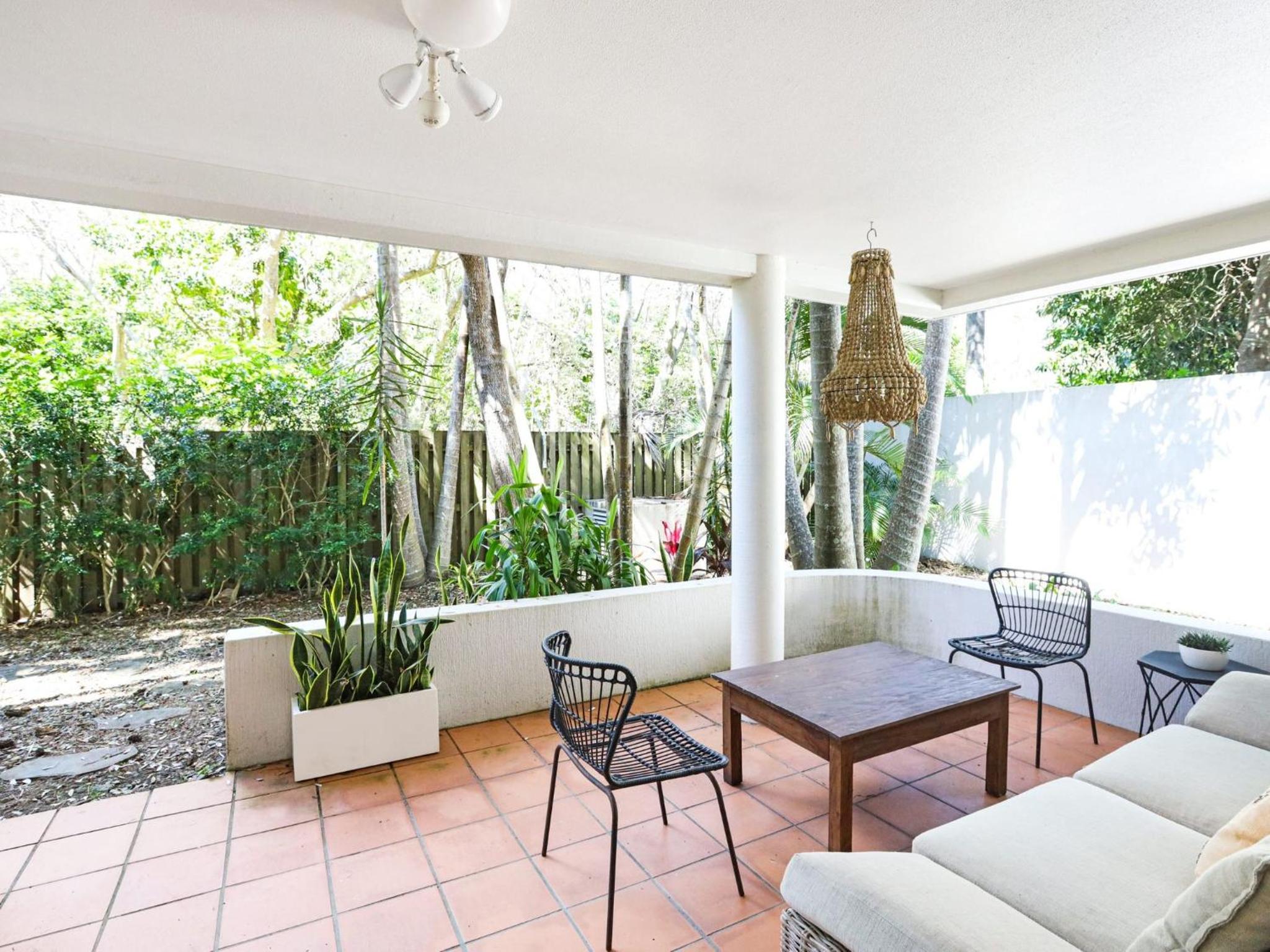 Karinya - 3 BR home steps from Clarkes Beach