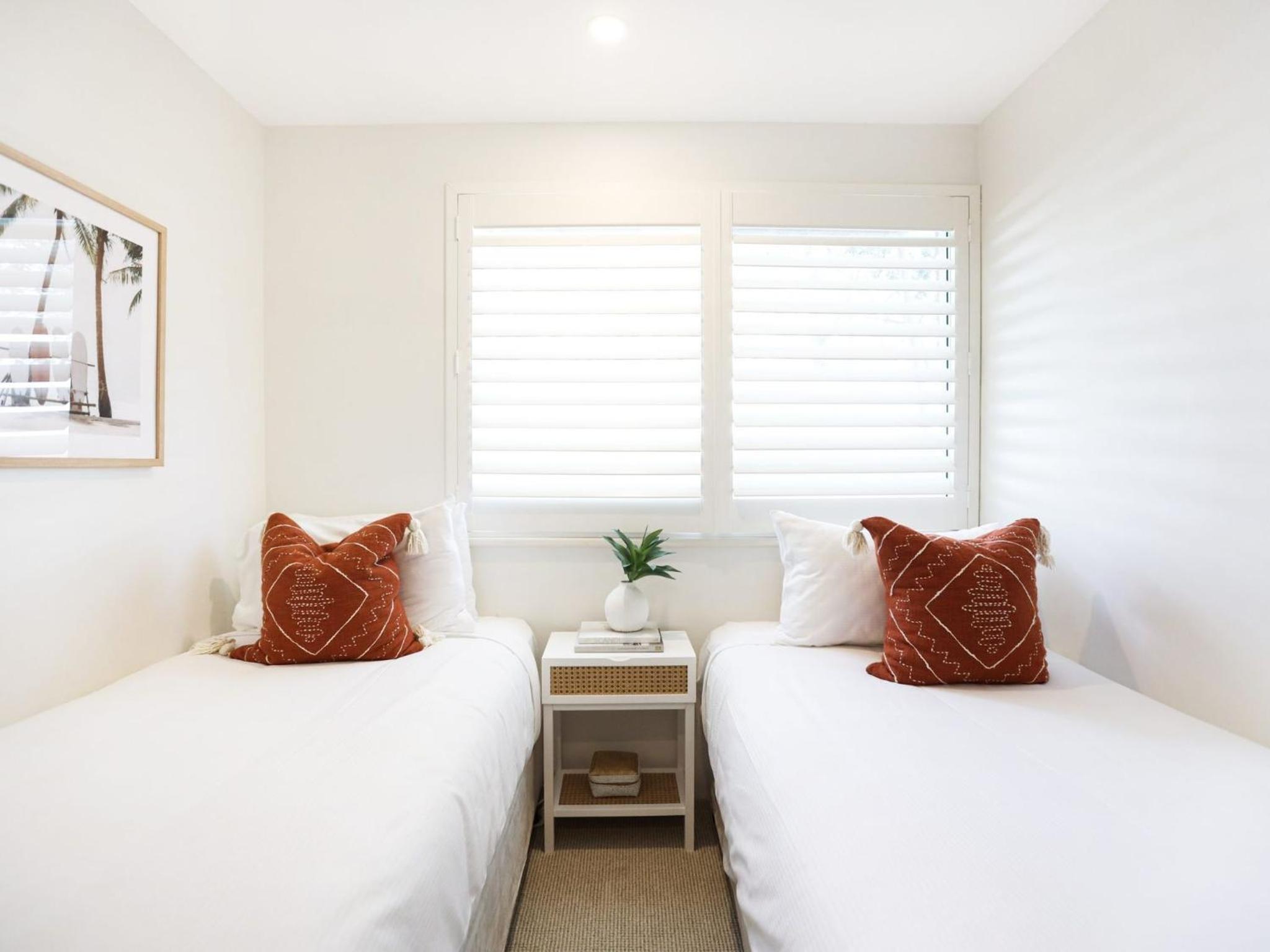 Karinya - 3 BR home steps from Clarkes Beach
