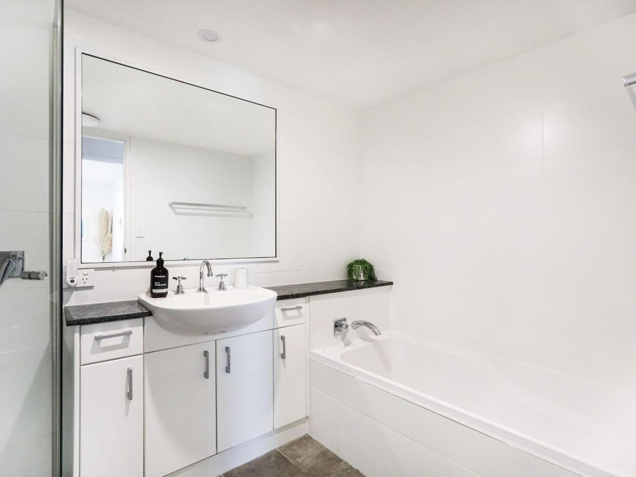 Karinya - 3 BR home steps from Clarkes Beach