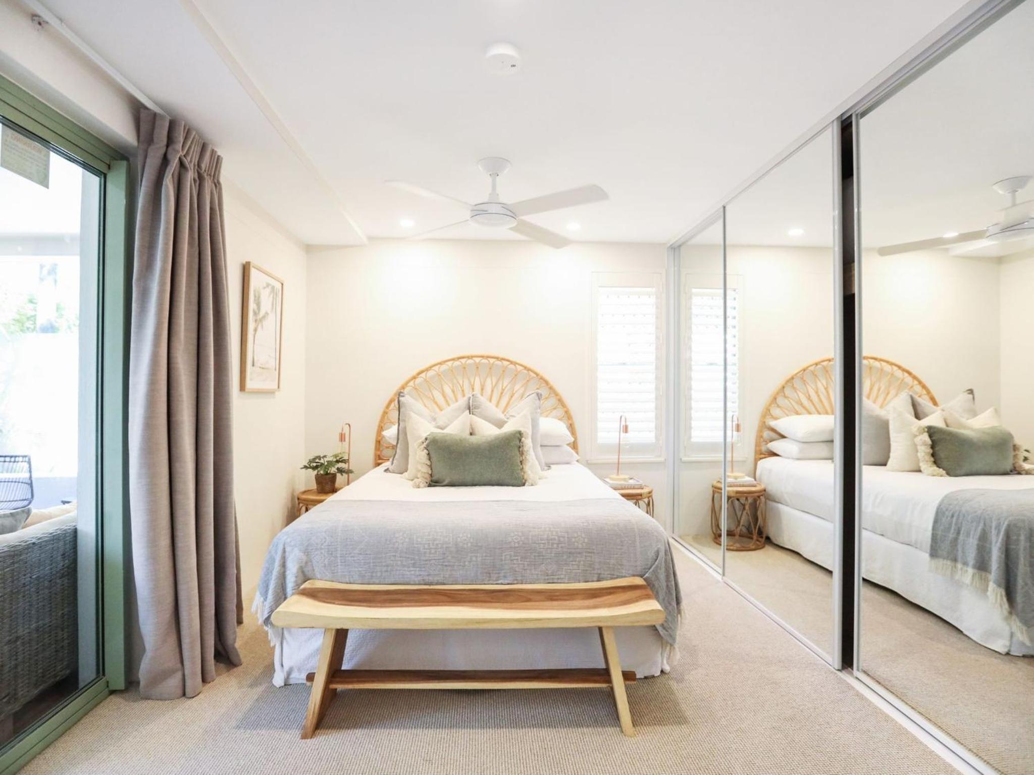 Karinya - 3 BR home steps from Clarkes Beach