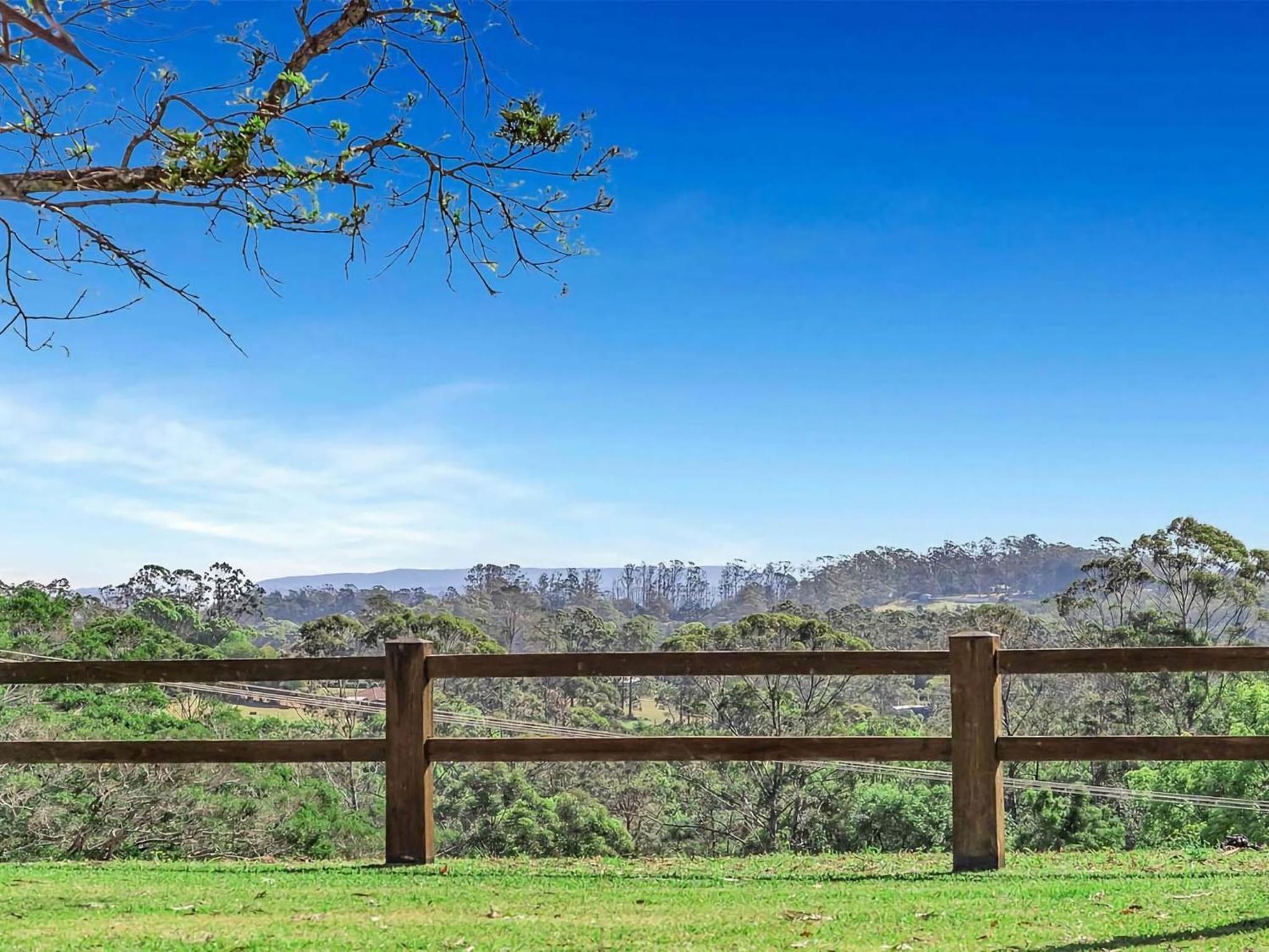Paul's Farmhouse - 4 BR rural retreat with views