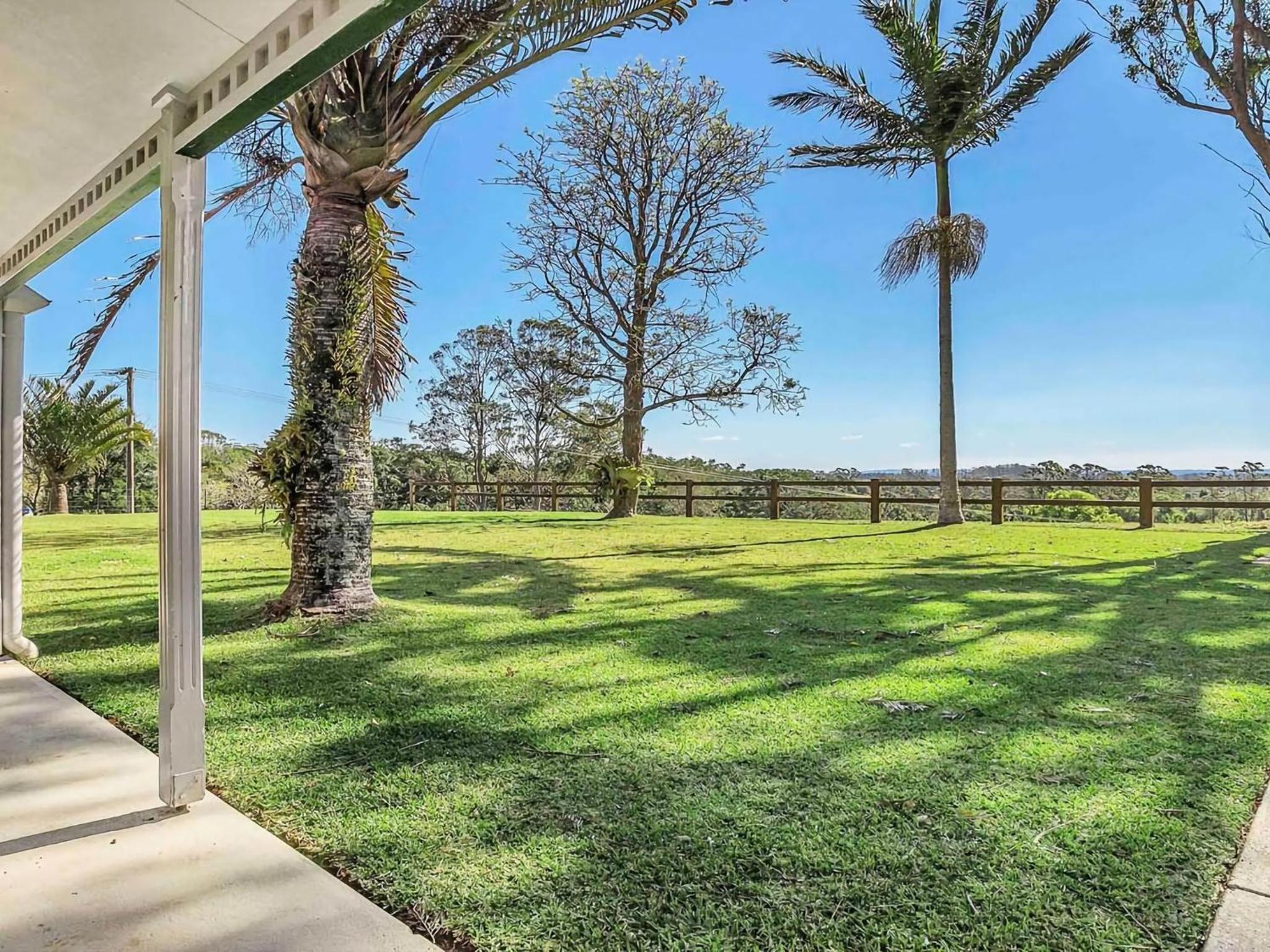 Paul's Farmhouse - 4 BR rural retreat with views