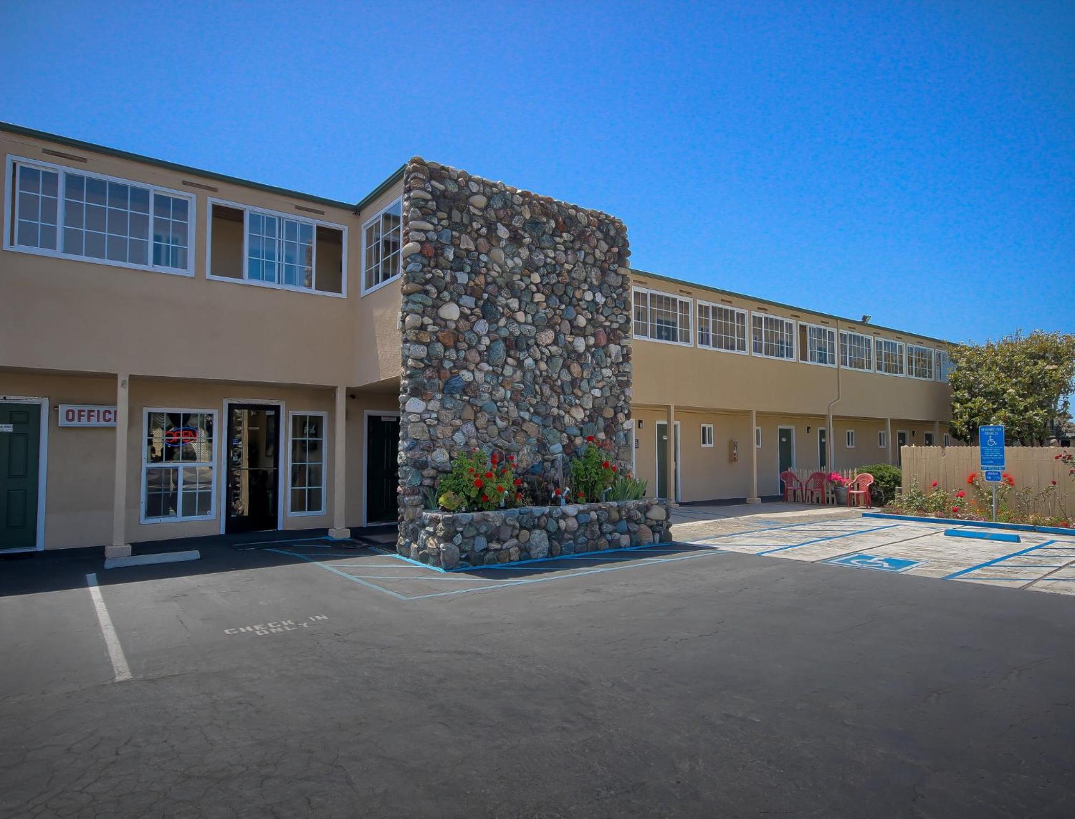 Sea Breeze Inn - San Simeon view 3
