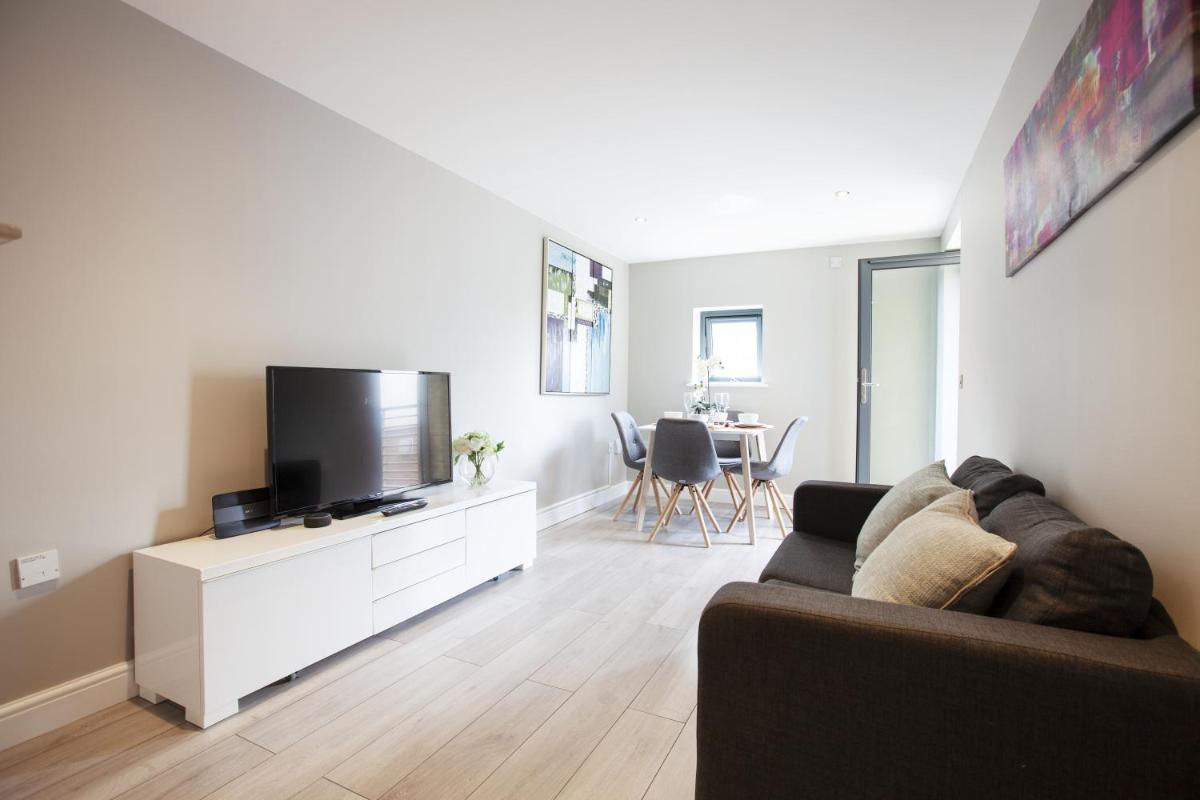 Urban Living's - The Wesley Beautiful City Centre Apartment with Balcony view 3