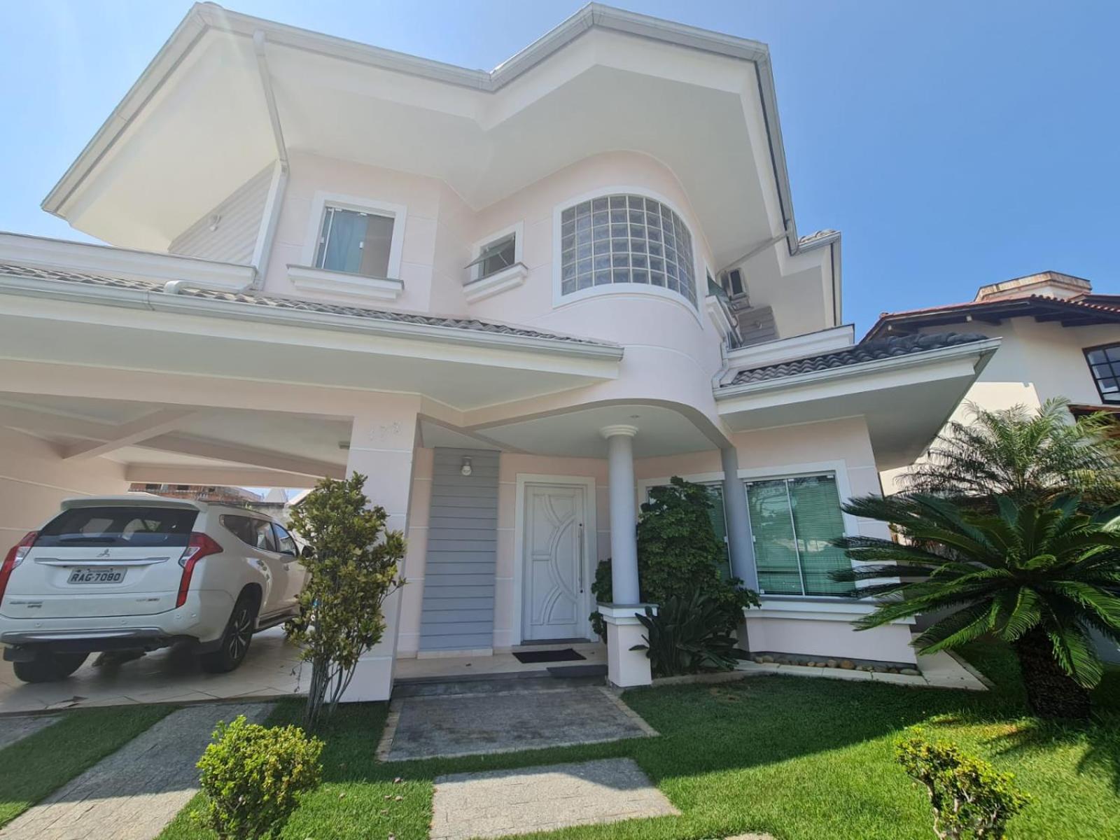 Casa Rosa com 7 quartos - Edícula completa a 150 metros da Praia