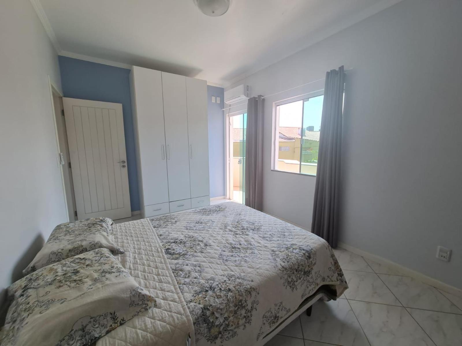 Casa Rosa com 7 quartos - Edícula completa a 150 metros da Praia