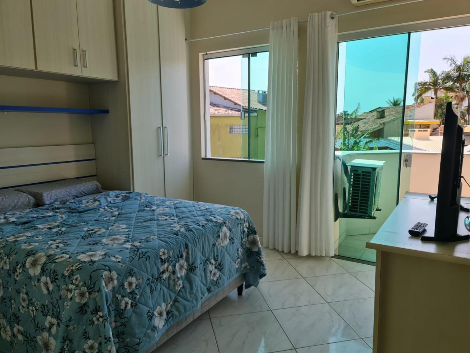 Casa Rosa com 7 quartos - Edícula completa a 150 metros da Praia